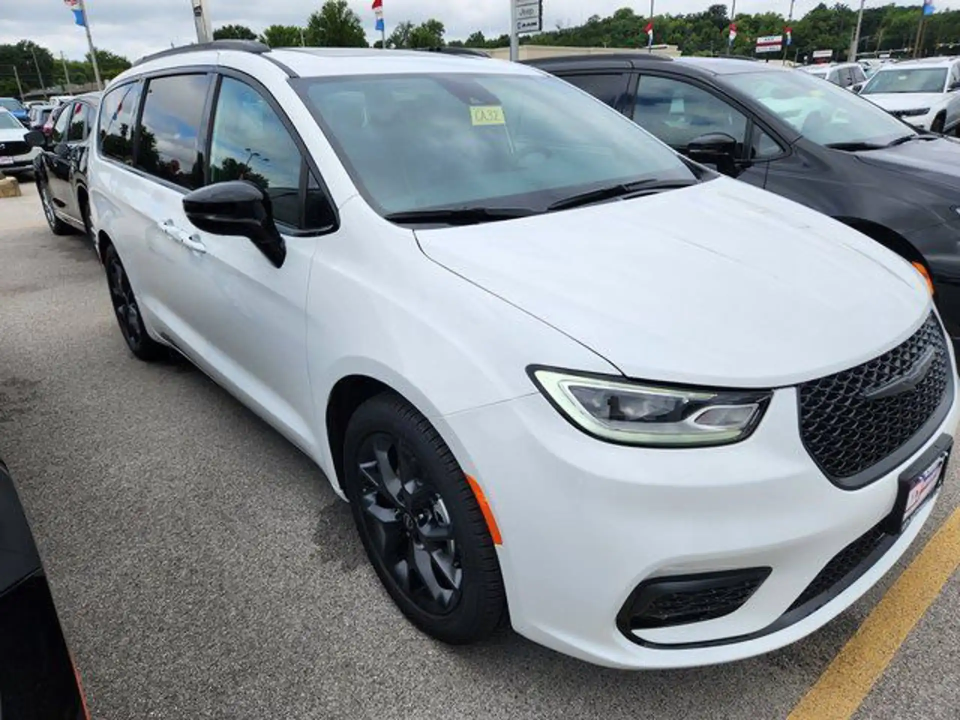 2026 Chrysler Pacifica Limited's photo