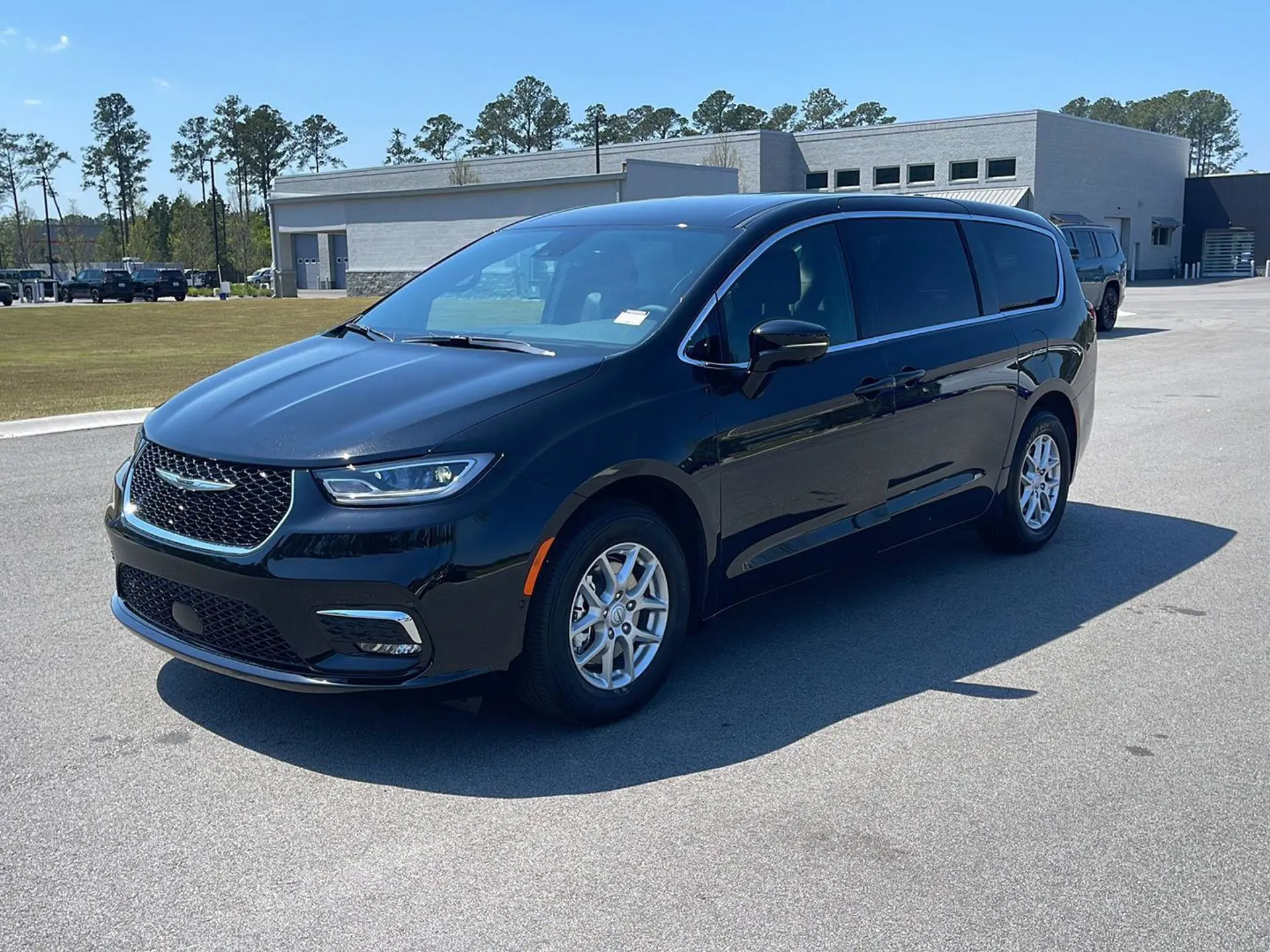 2026 Chrysler Pacifica Select photo 3