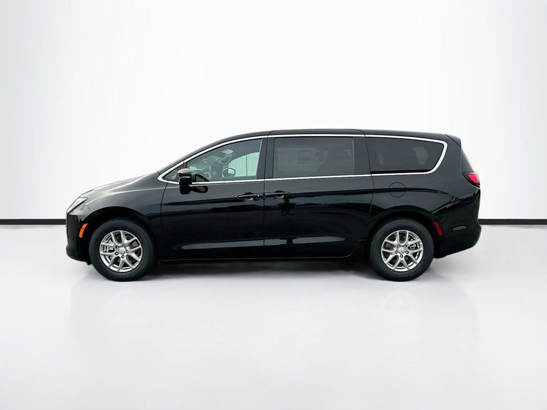 2027 Chrysler Pacifica Select photo 5