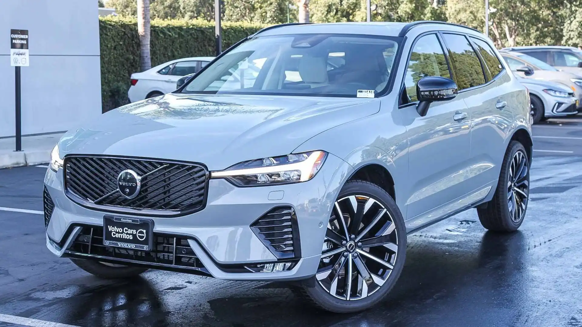 2026 Volvo XC60 B5 Ultra Dark AWD's photo