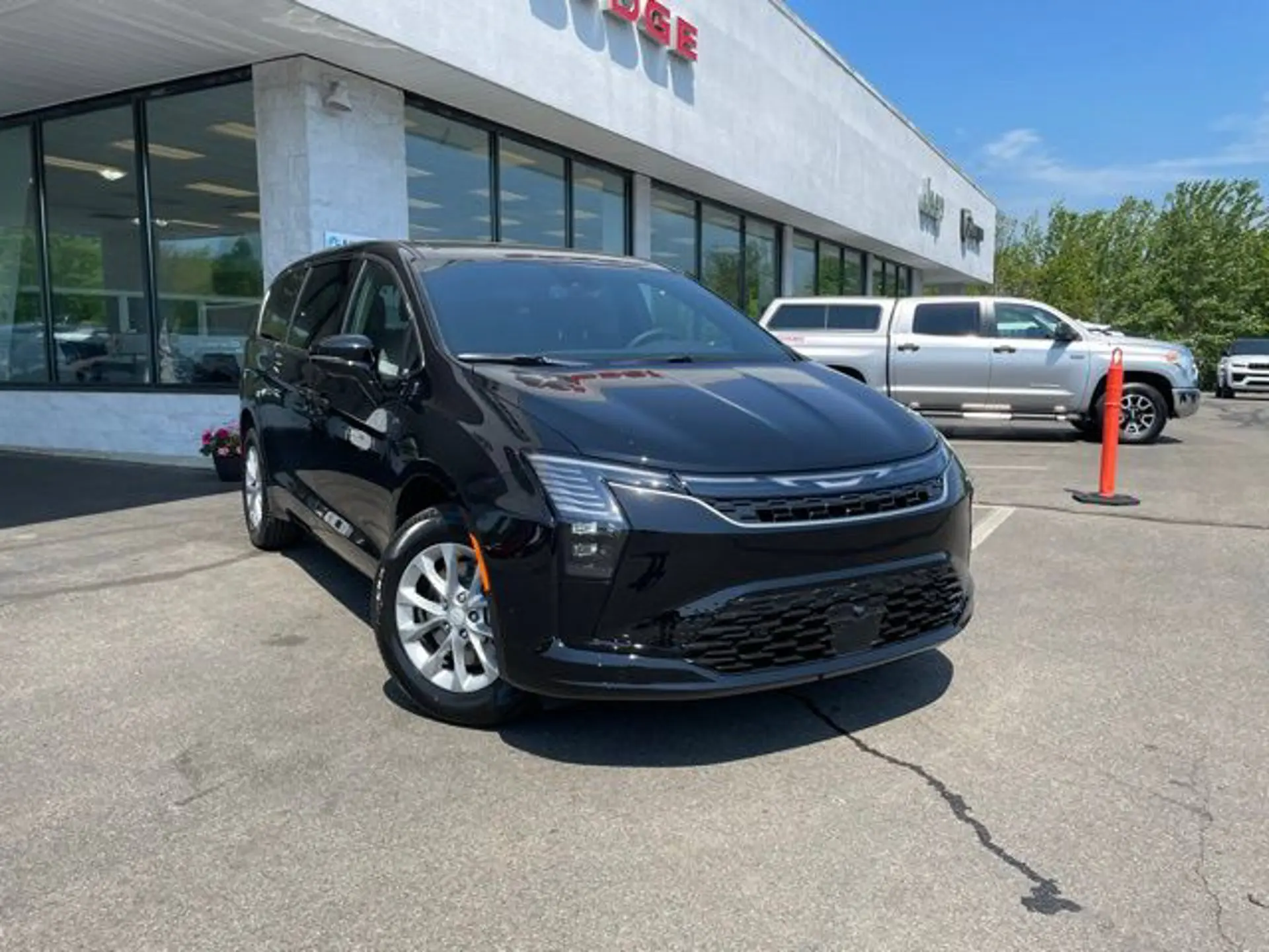 2027 Chrysler Pacifica Select AWD photo 3