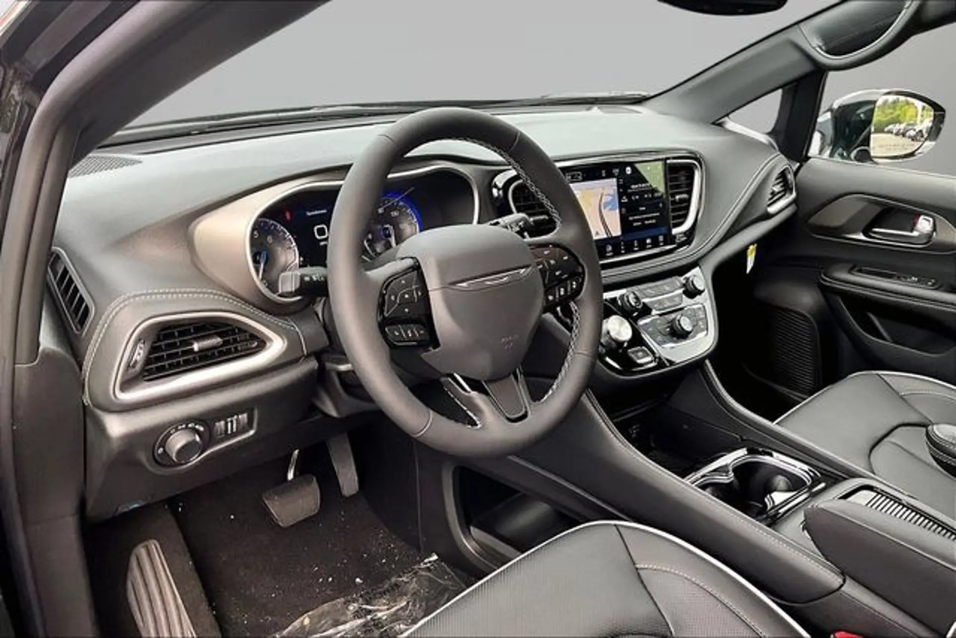 2027 Chrysler Pacifica Limited photo 3