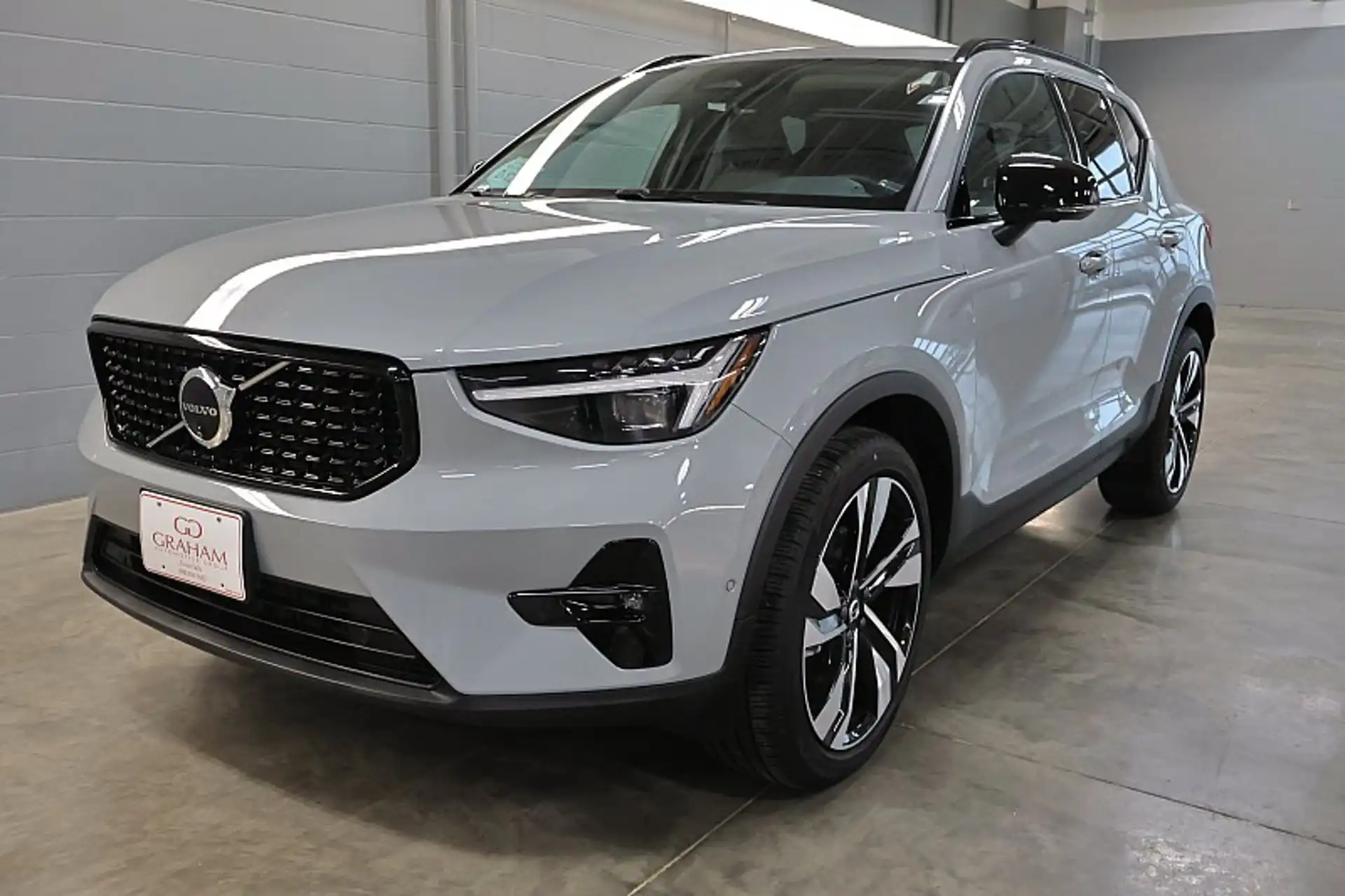2025 Volvo XC40 B5 Plus Dark AWD's photo