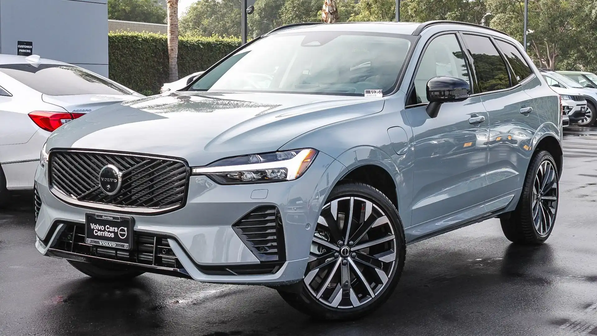 2026 Volvo XC60 T8 Ultra Dark AWD's photo