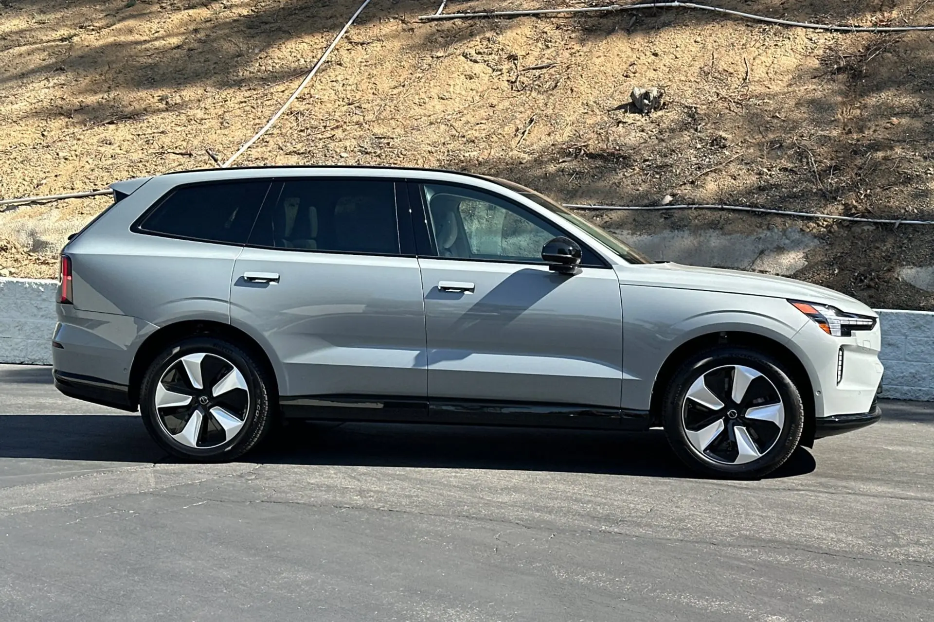 2026 Volvo EX90 Twin Motor Plus 6-Seater photo 3