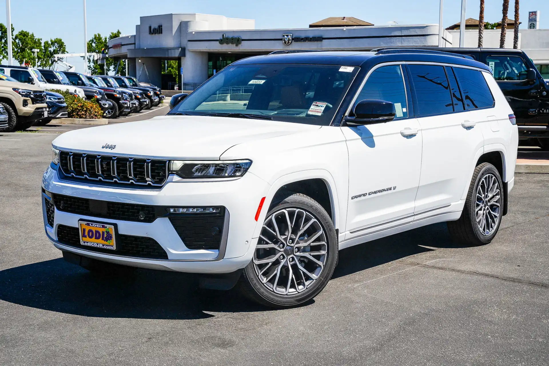 2026 Jeep Grand Cherokee L Summit 4x4's photo