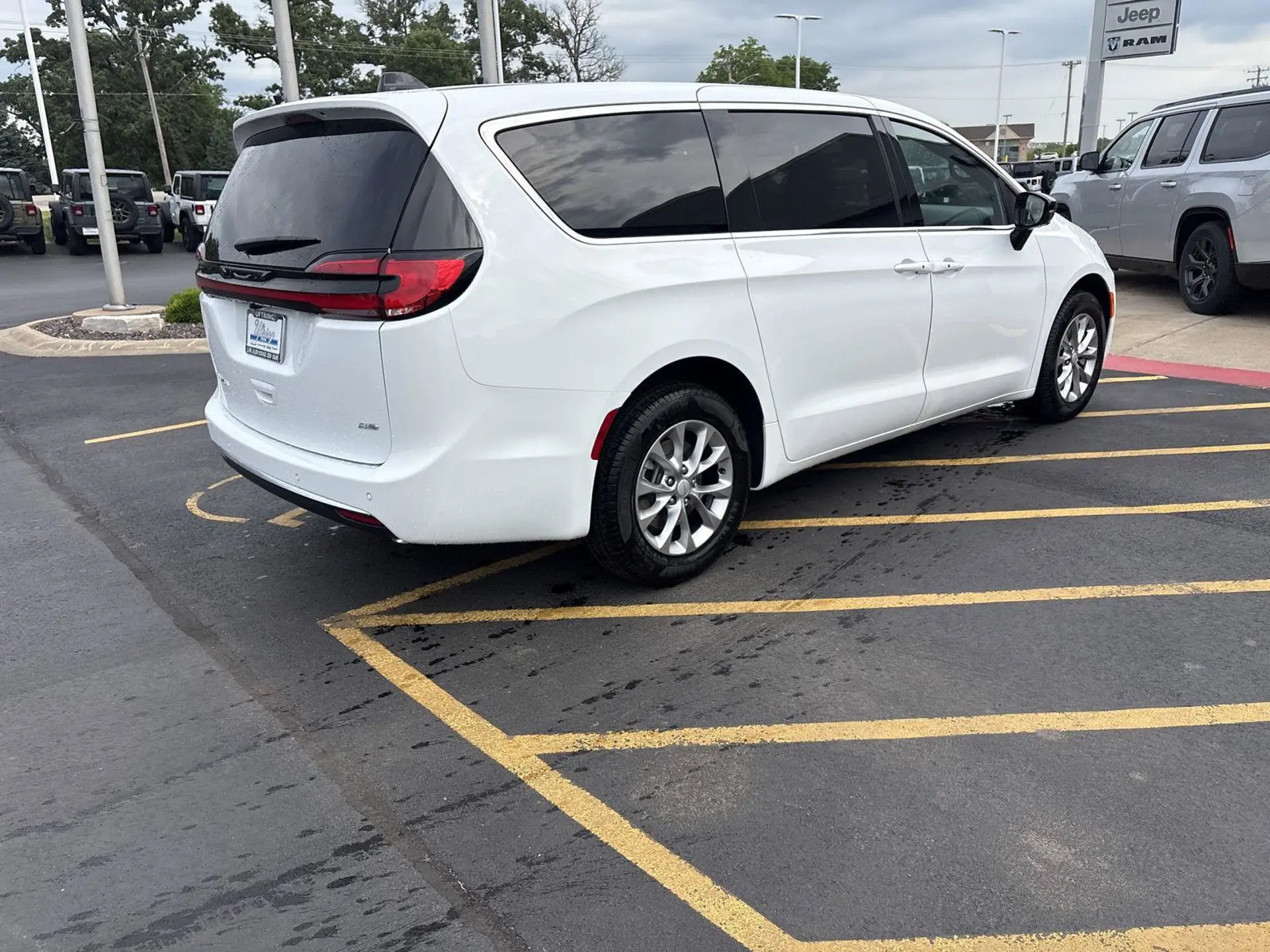 2027 Chrysler Pacifica Select AWD photo 5