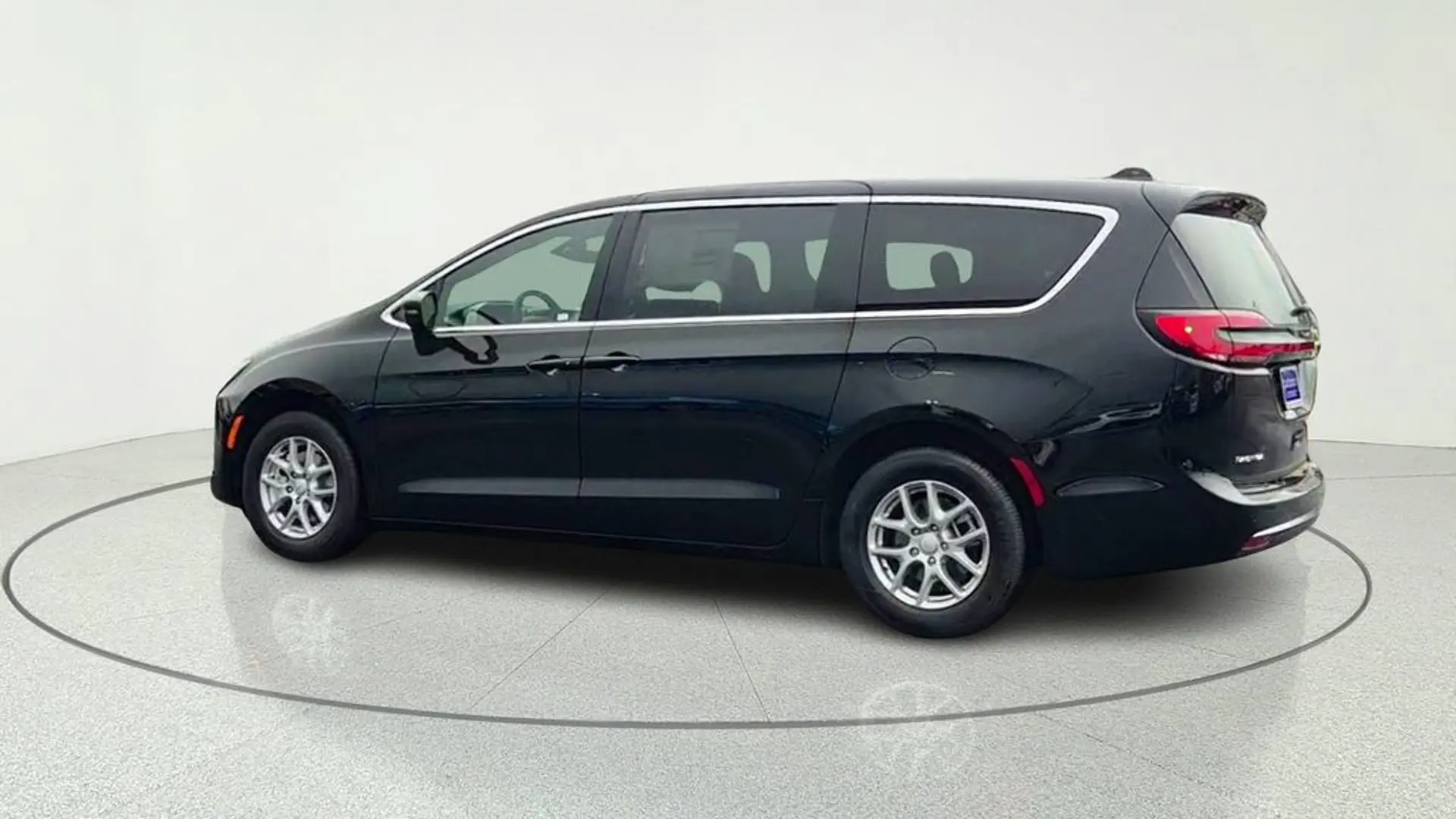 2027 Chrysler Pacifica Select photo 5