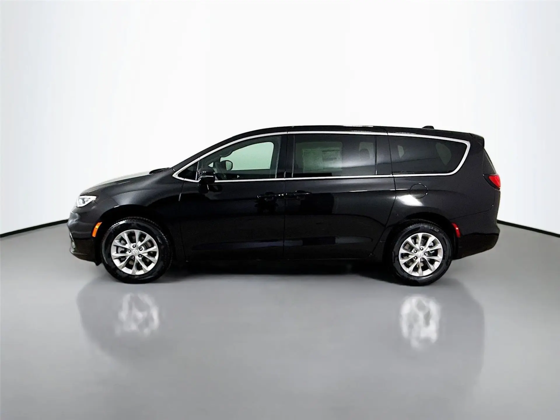 2026 Chrysler Pacifica Select AWD photo 4