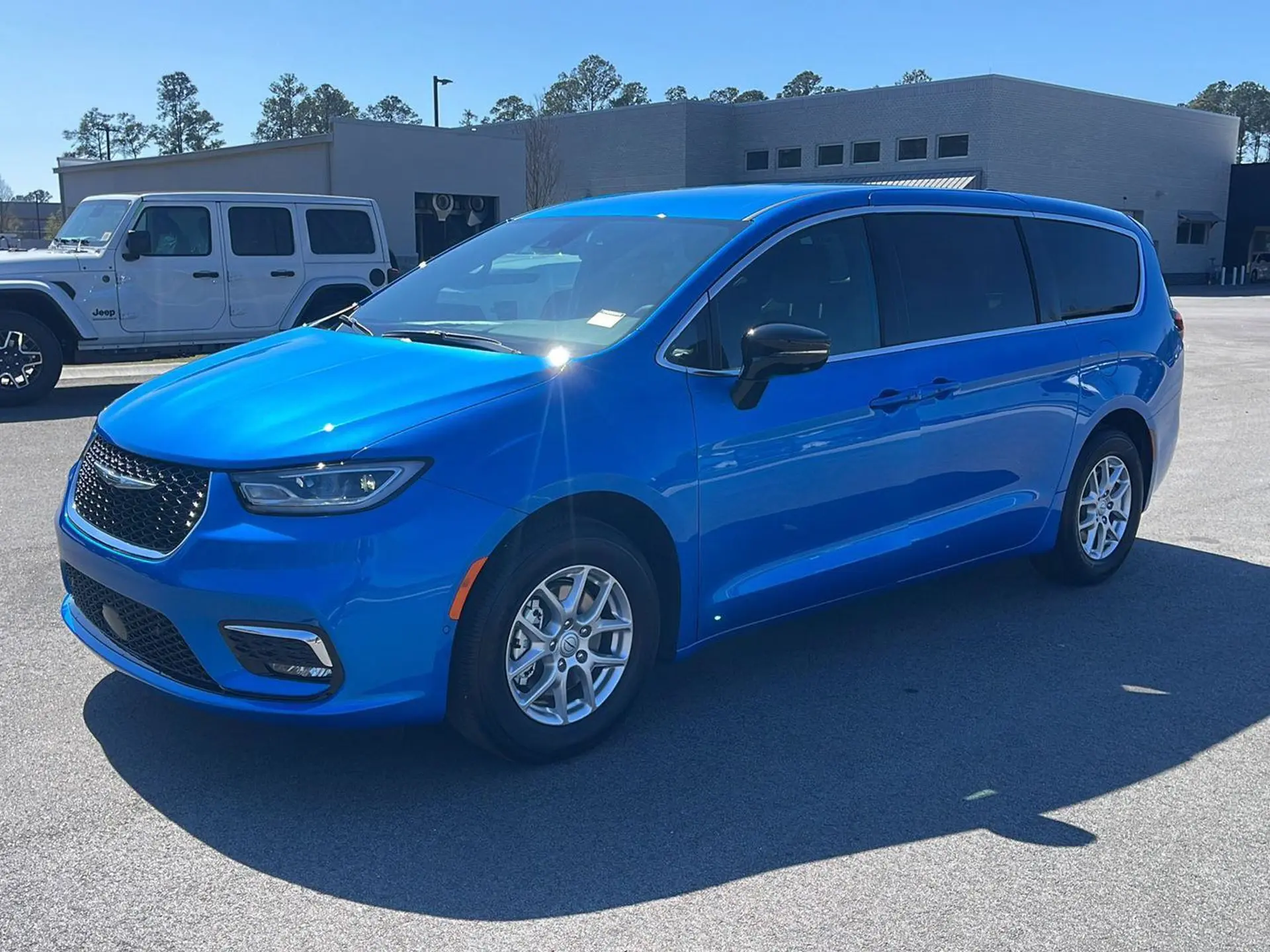 2026 Chrysler Pacifica Select photo 3