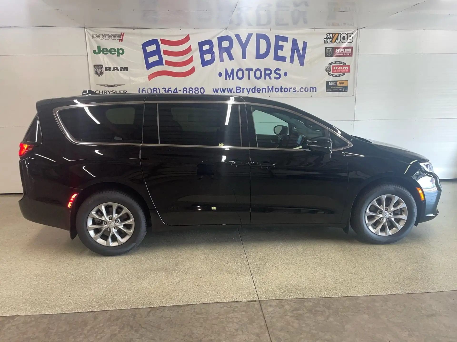 2026 Chrysler Pacifica Select AWD photo 1