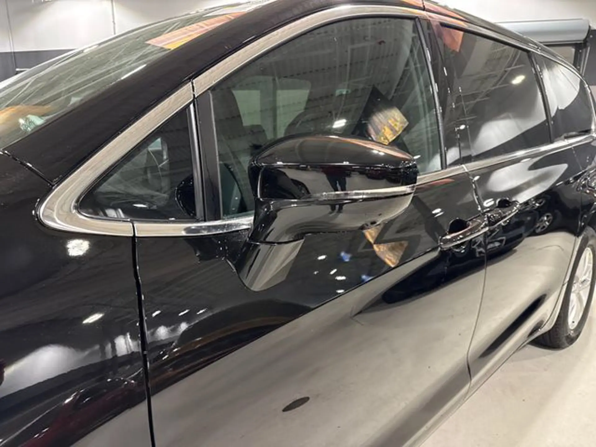2027 Chrysler Pacifica Select AWD photo 4