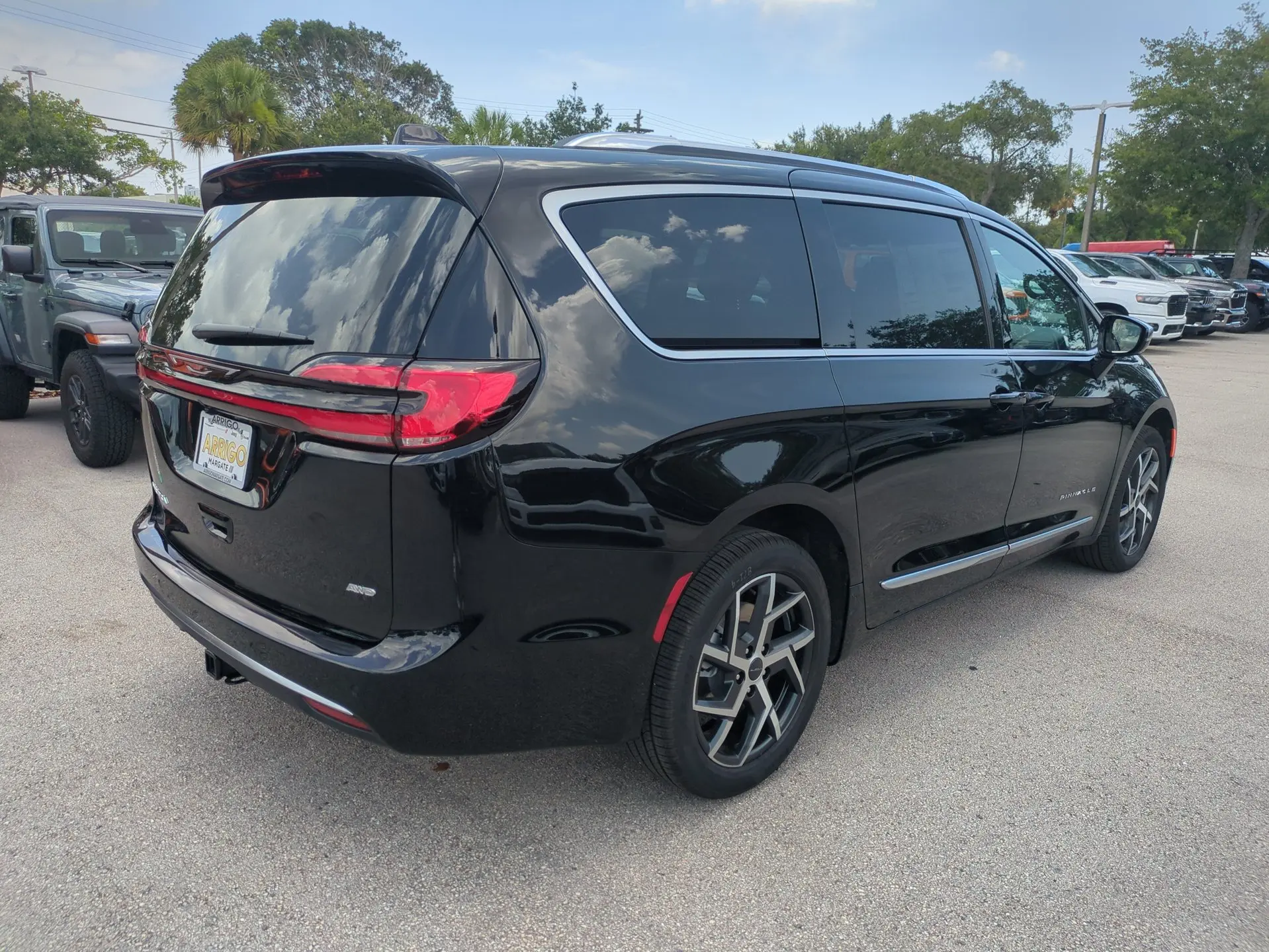 2027 Chrysler Pacifica Pinnacle AWD photo 5