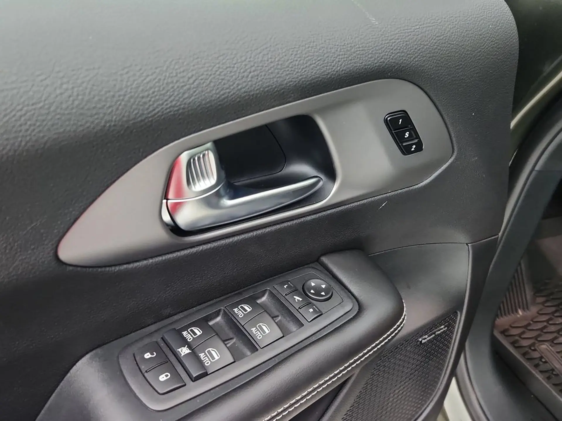 2027 Chrysler Pacifica Limited AWD photo 4