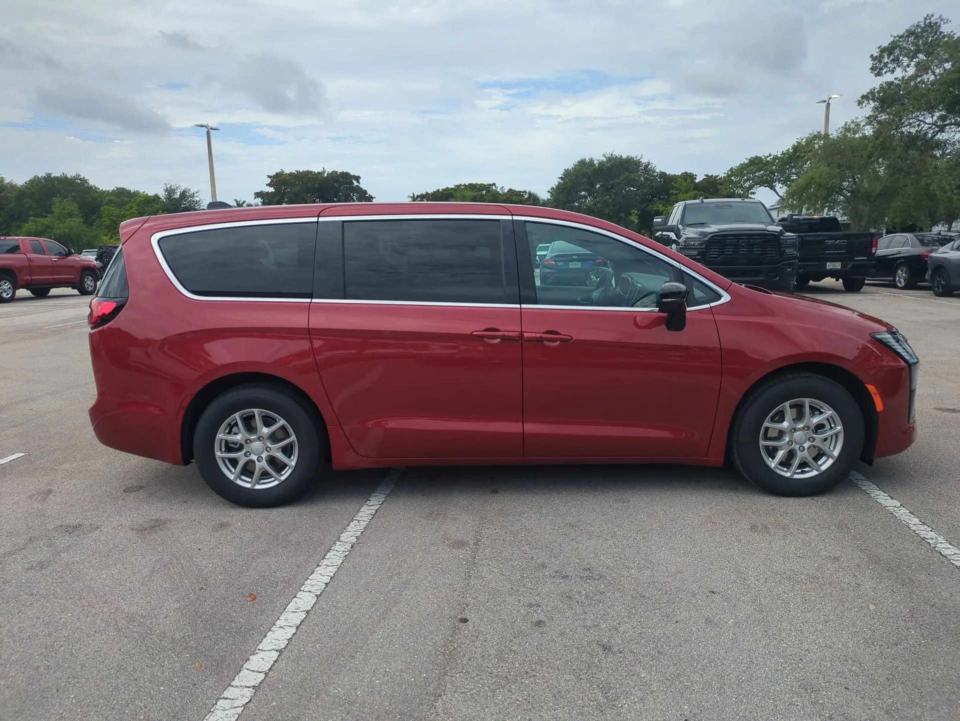 2027 Chrysler Pacifica Select photo 4