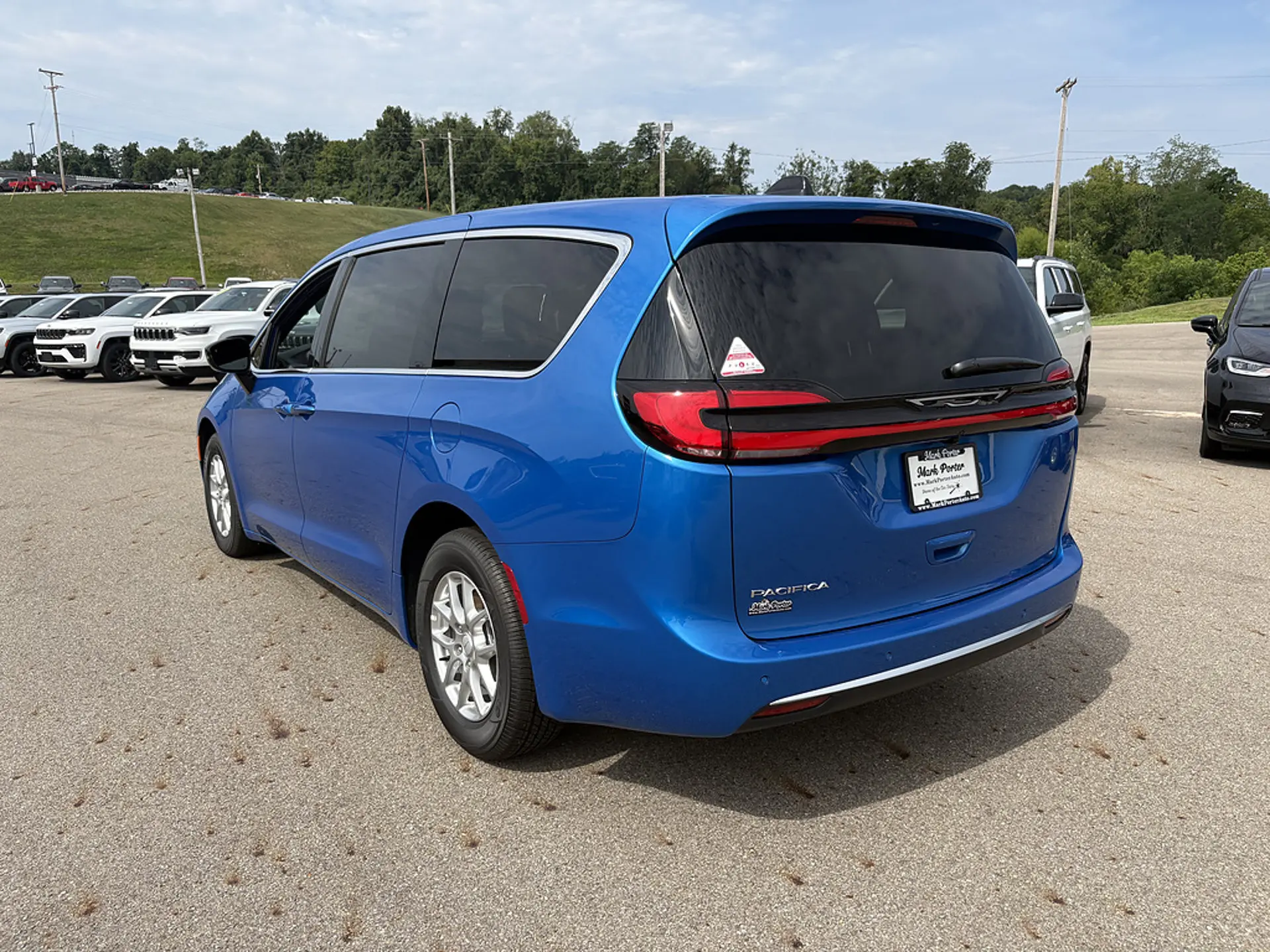 2027 Chrysler Pacifica Select photo 3