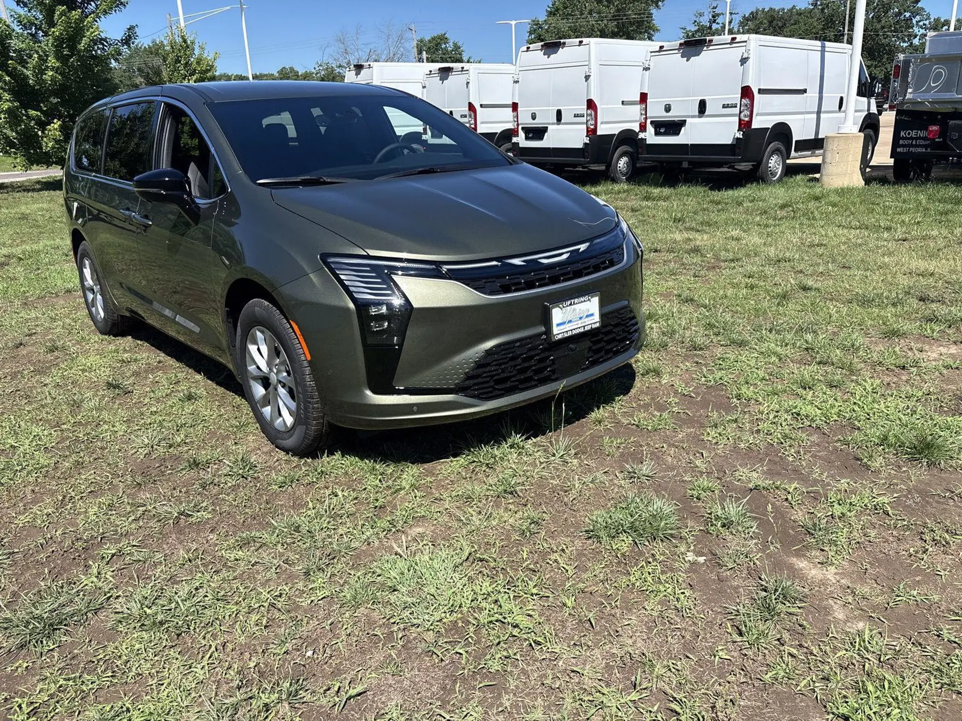 2027 Chrysler Pacifica Select AWD photo 3