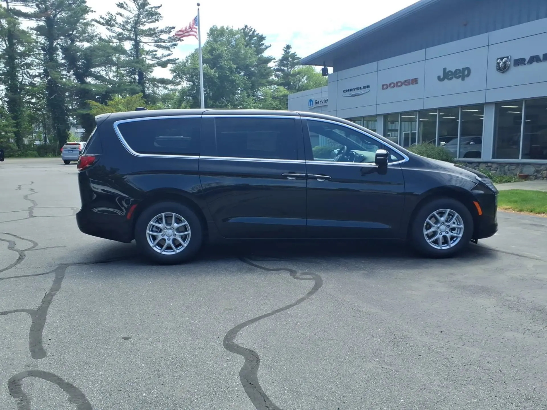 2027 Chrysler Pacifica Select photo 4