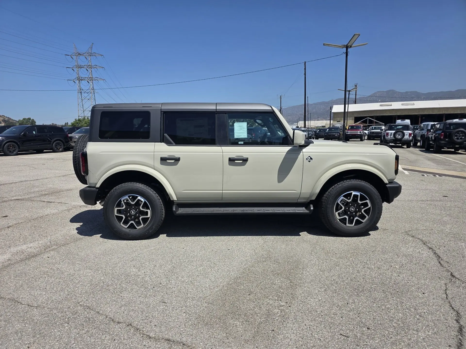 2026 Ford Bronco Outer Banks 4x4 photo 3