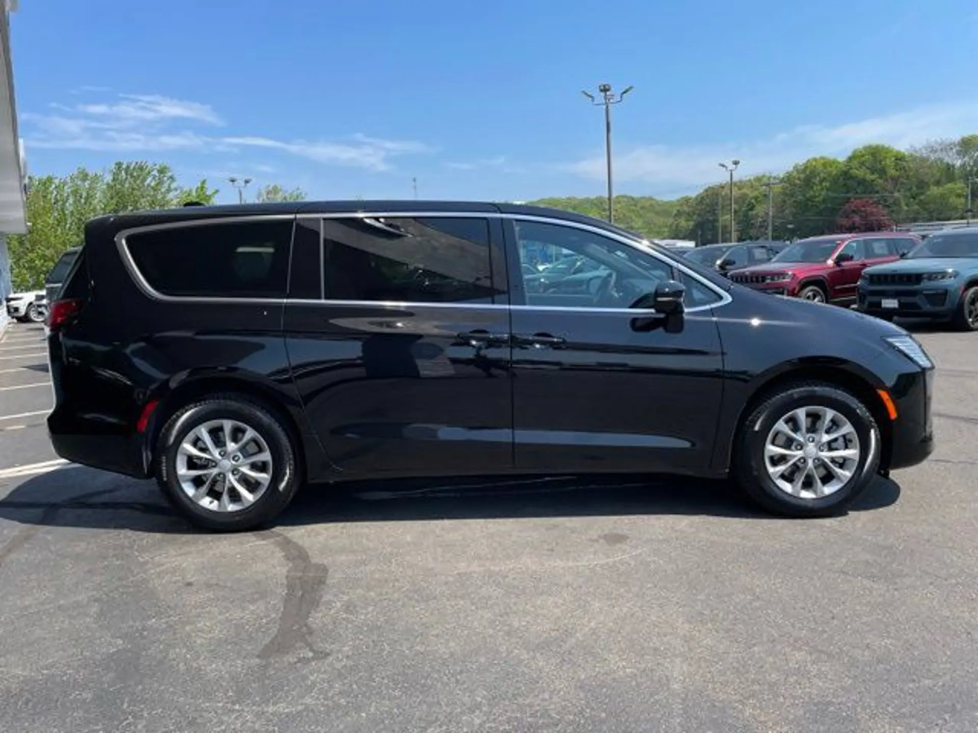 2027 Chrysler Pacifica Select AWD photo 4