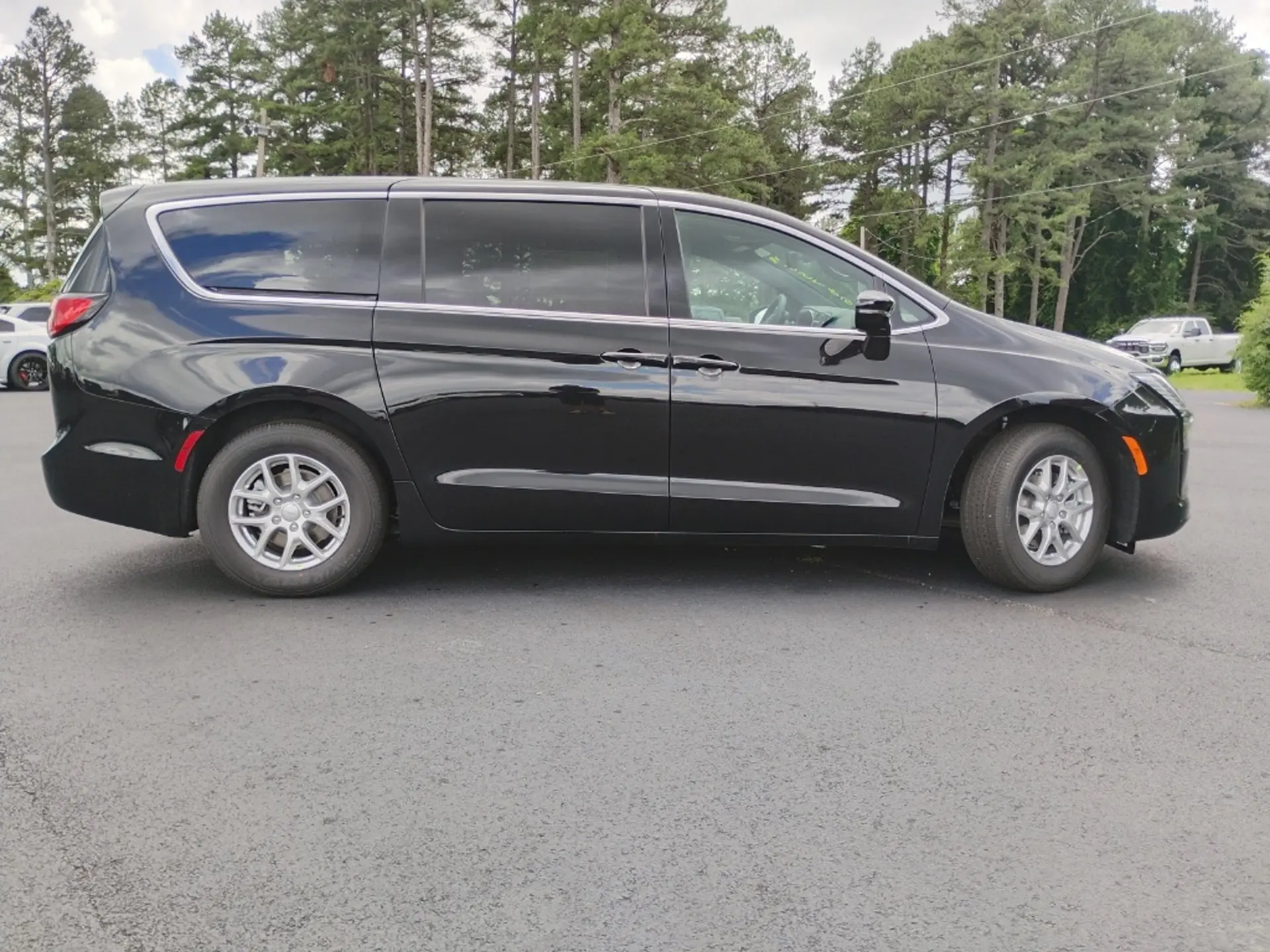 2027 Chrysler Pacifica Select photo 4