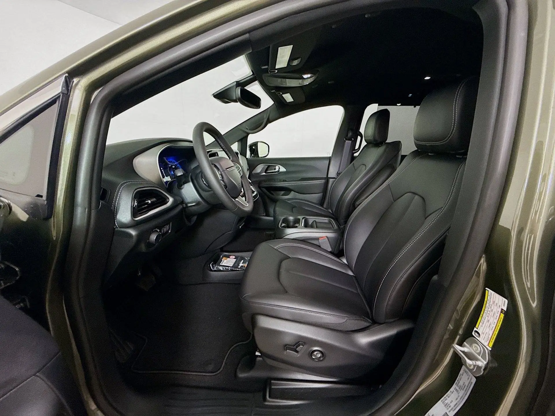 2027 Chrysler Pacifica Select photo 5