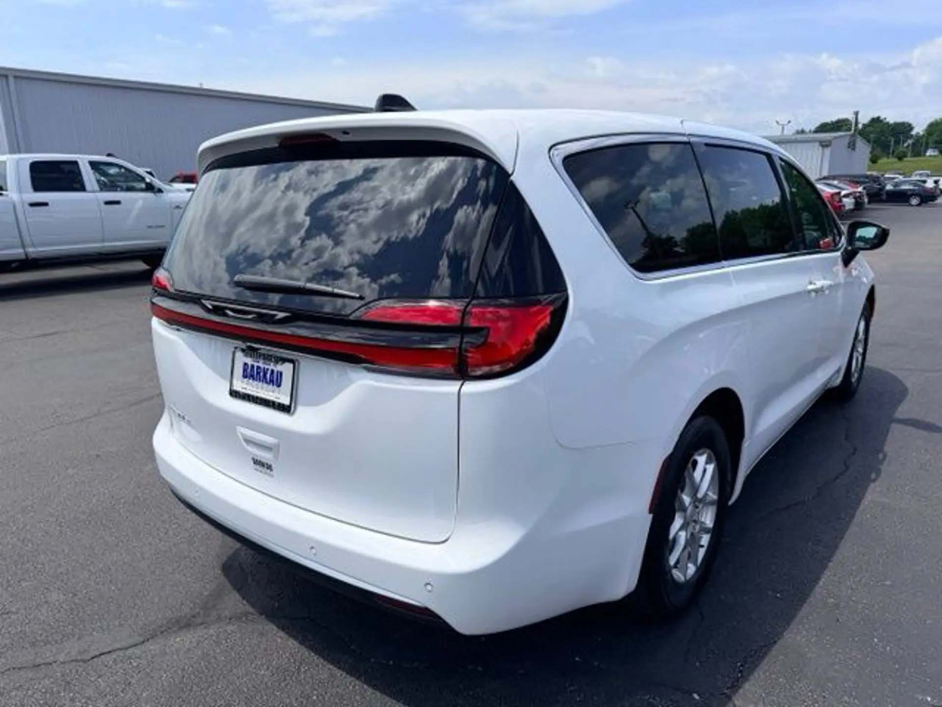 2027 Chrysler Pacifica Select photo 3