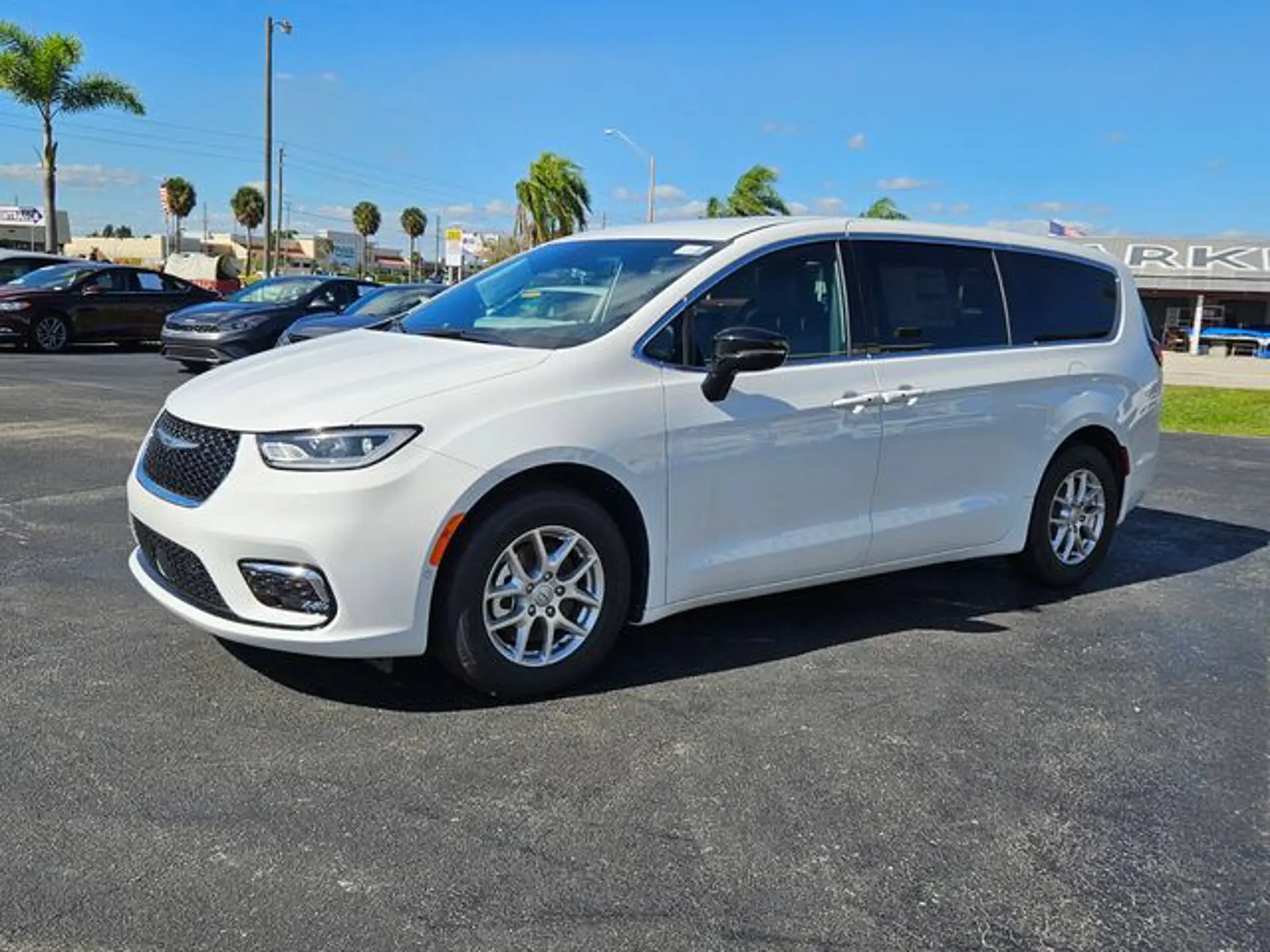 2025 Chrysler Pacifica Select photo 3