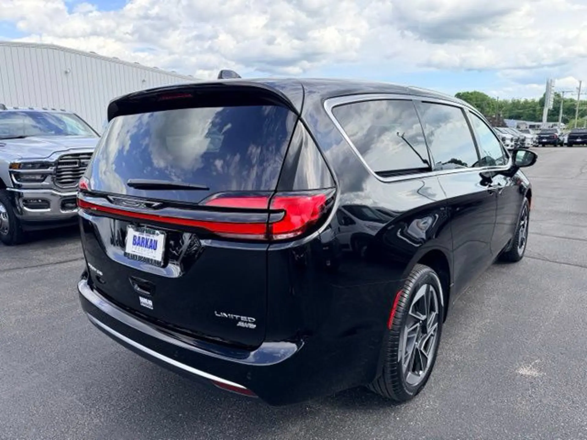 2027 Chrysler Pacifica Limited AWD photo 3