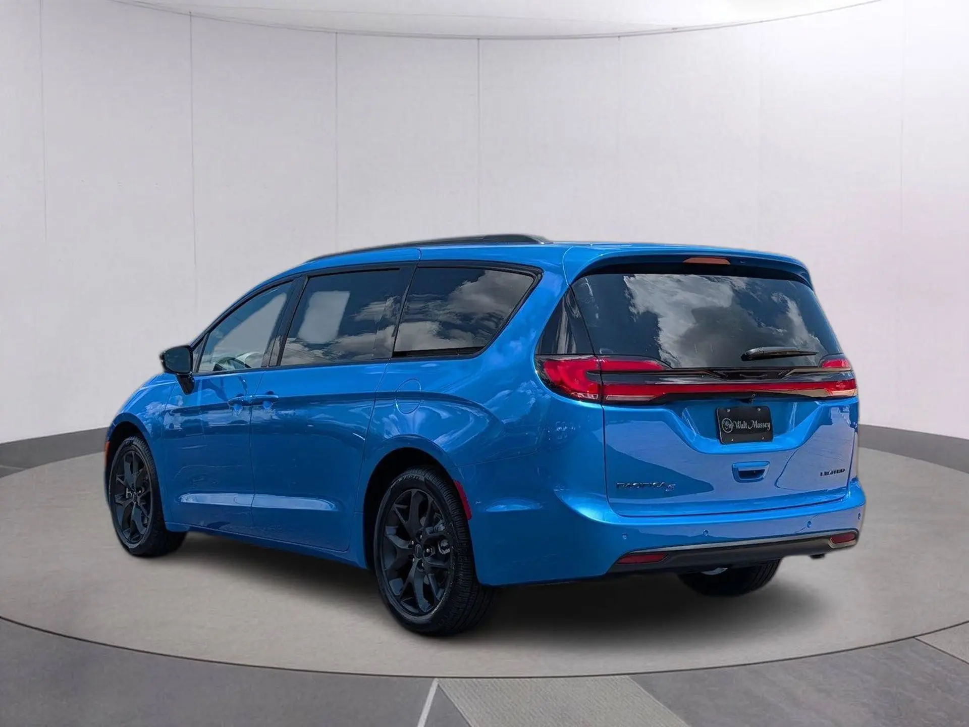 2027 Chrysler Pacifica Limited photo 3