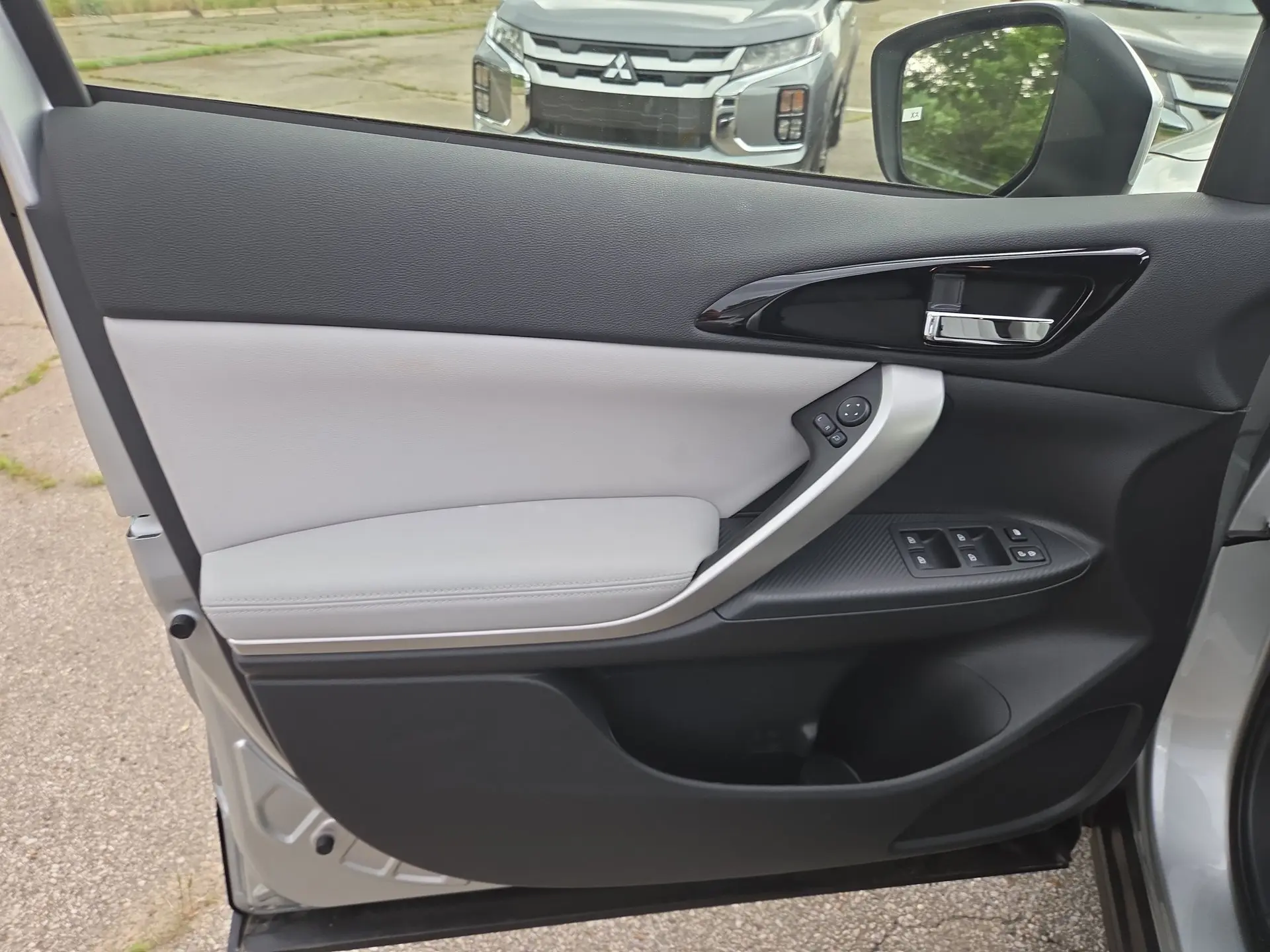 2026 Mitsubishi Eclipse Cross SEL S-AWC photo 5
