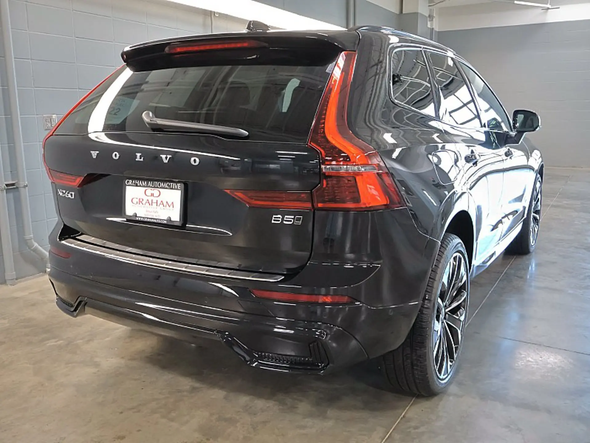 2026 Volvo XC60 B5 Ultra Dark AWD photo 3