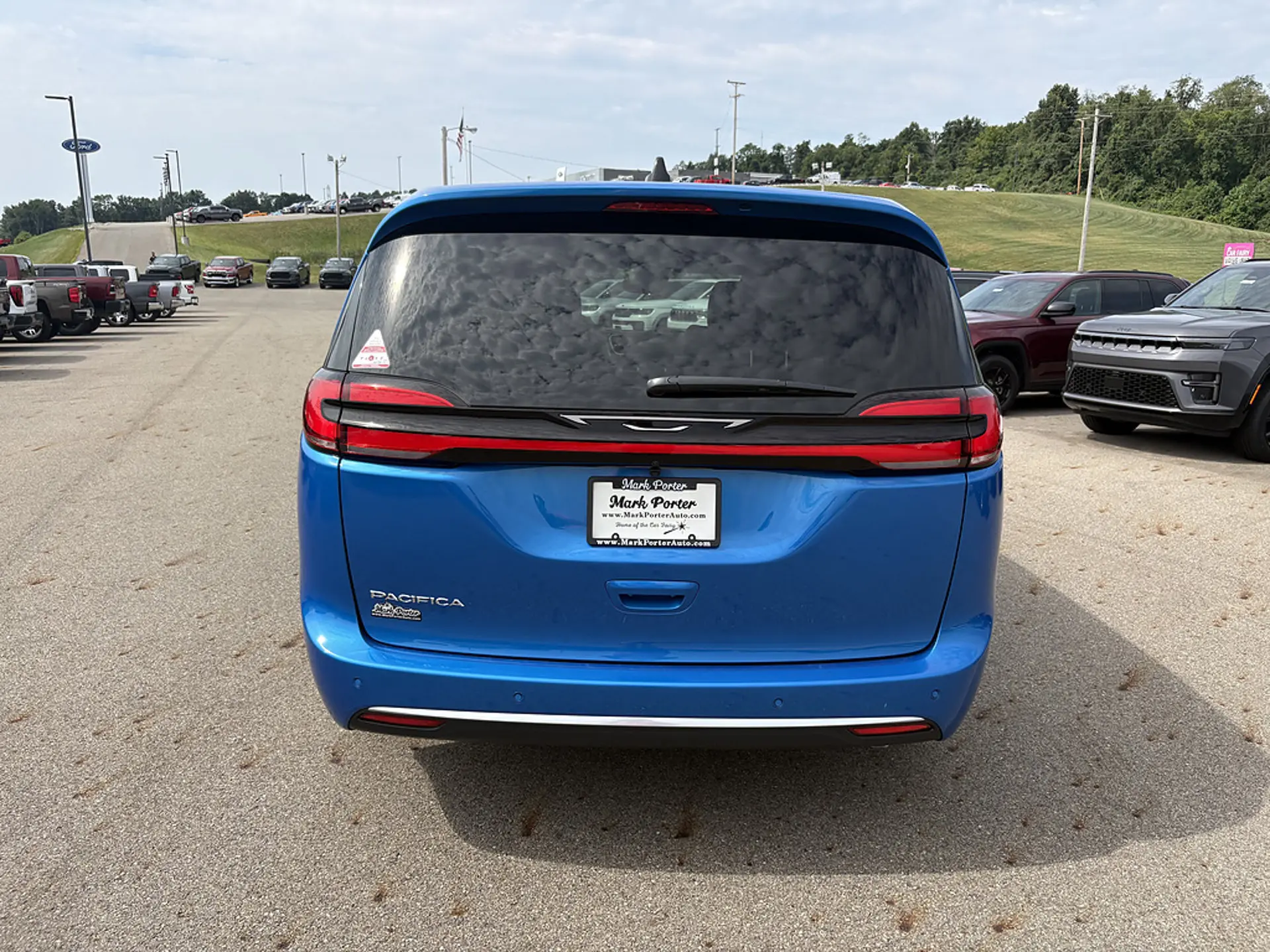 2027 Chrysler Pacifica Select photo 4