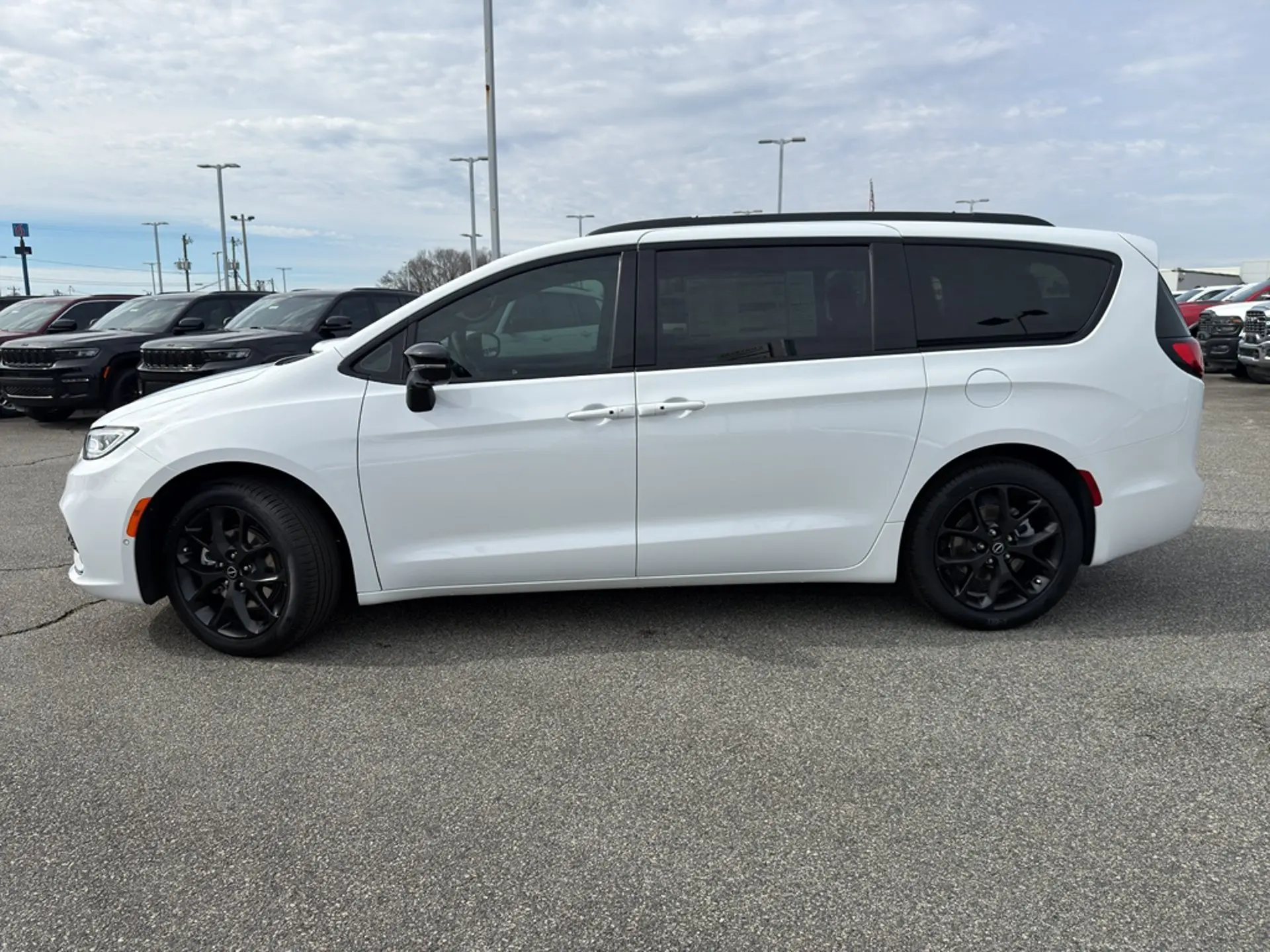 2026 Chrysler Pacifica Select photo 4