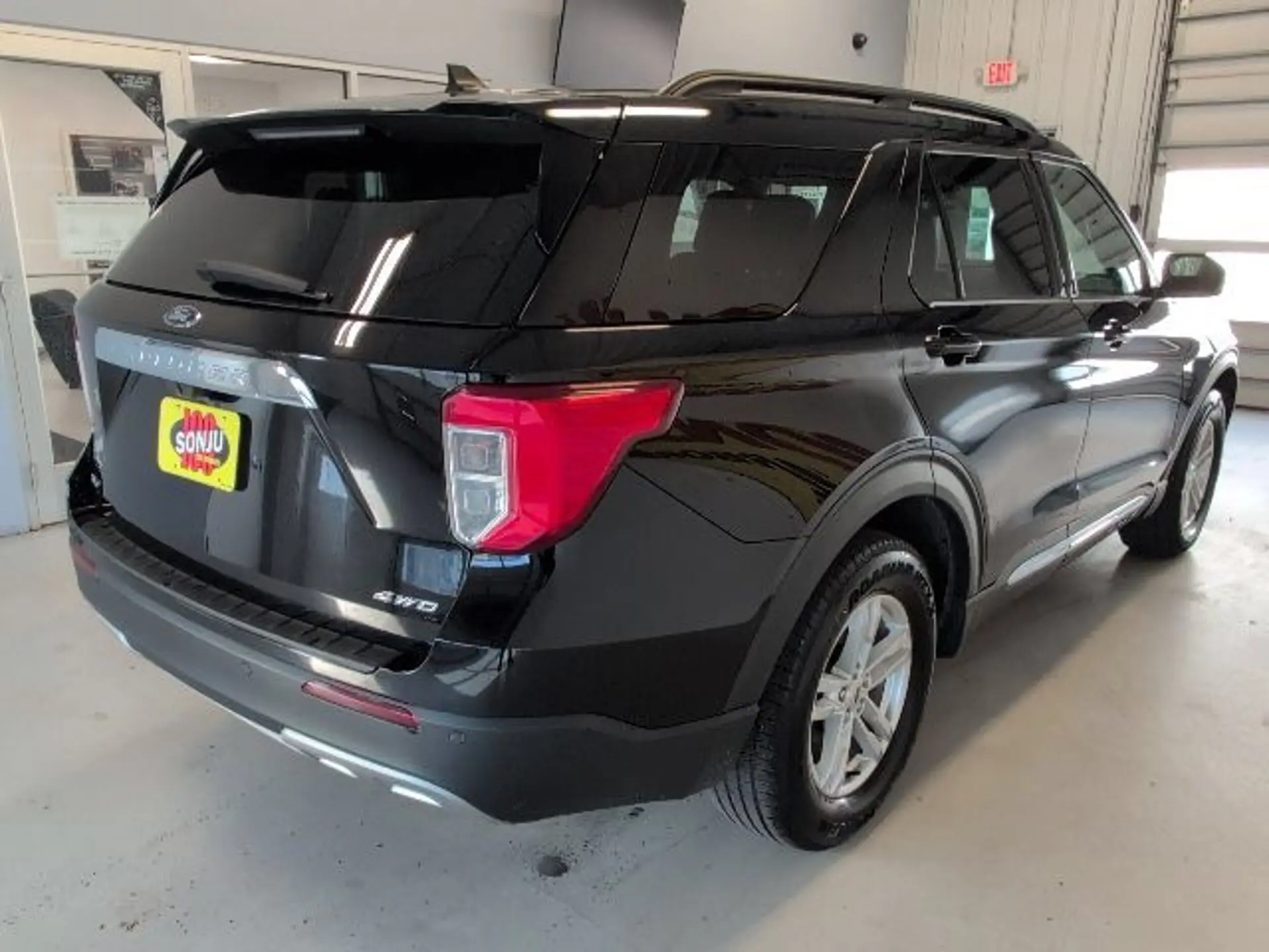 2023 Ford Explorer XLT 4WD photo 5