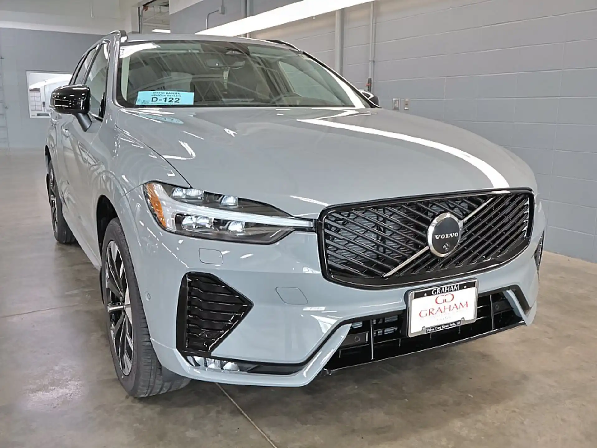 2026 Volvo XC60 B5 Plus Dark AWD's photo