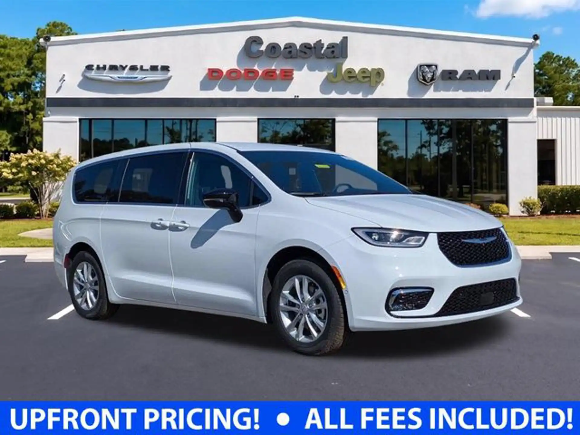 2026 Chrysler Pacifica Select's photo