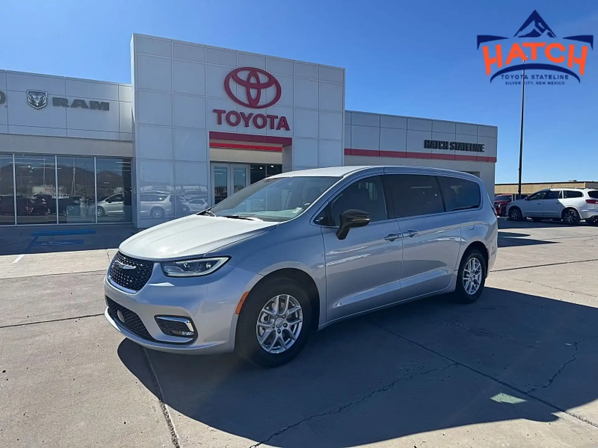 2026 Chrysler Pacifica Select's photo