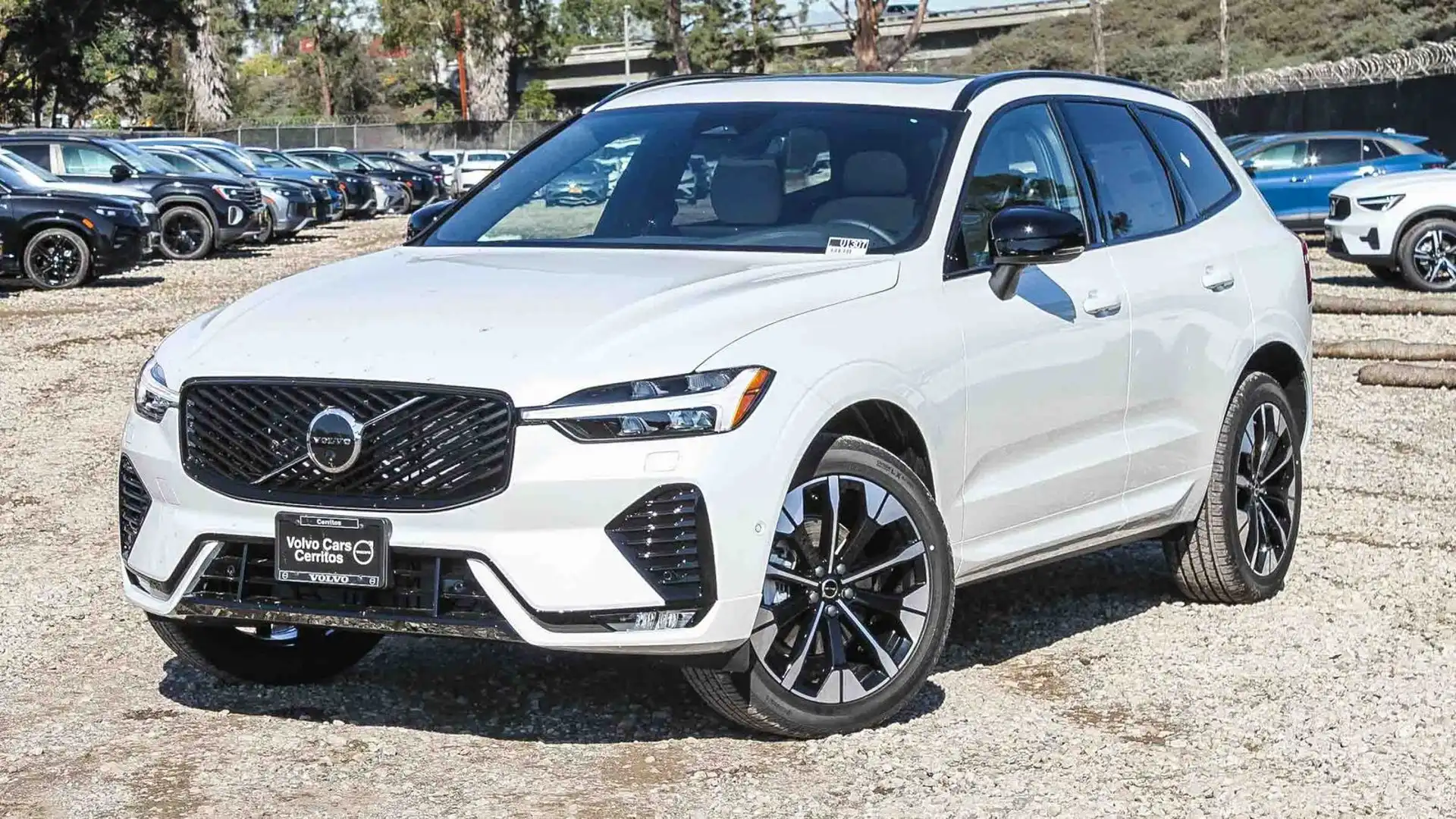 2026 Volvo XC60 B5 Plus Dark AWD's photo