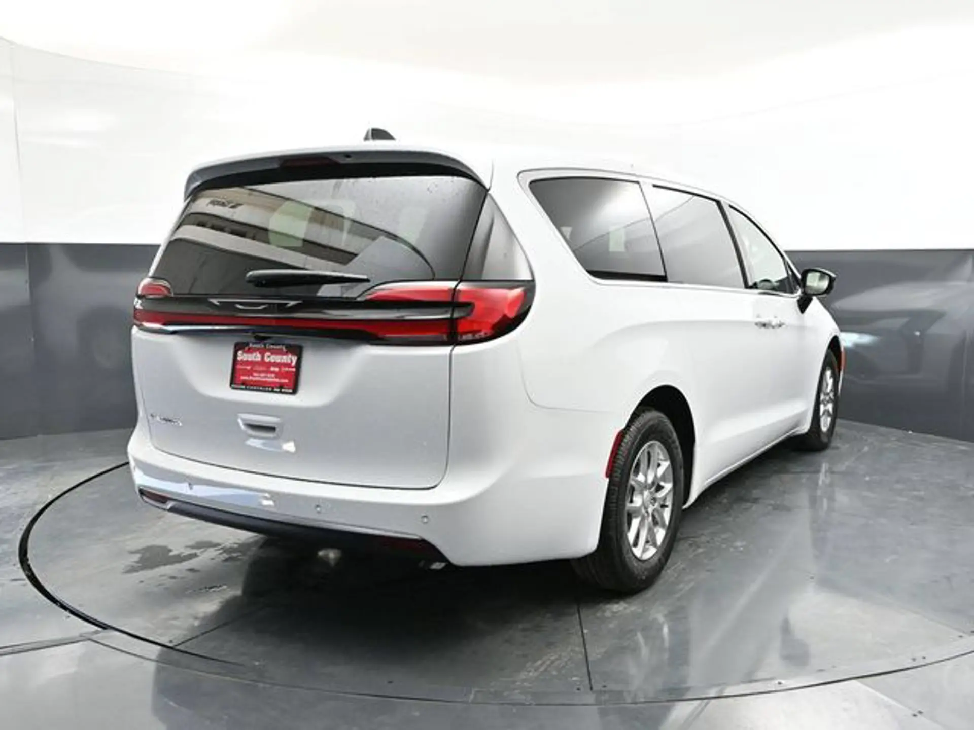2027 Chrysler Pacifica Select photo 4