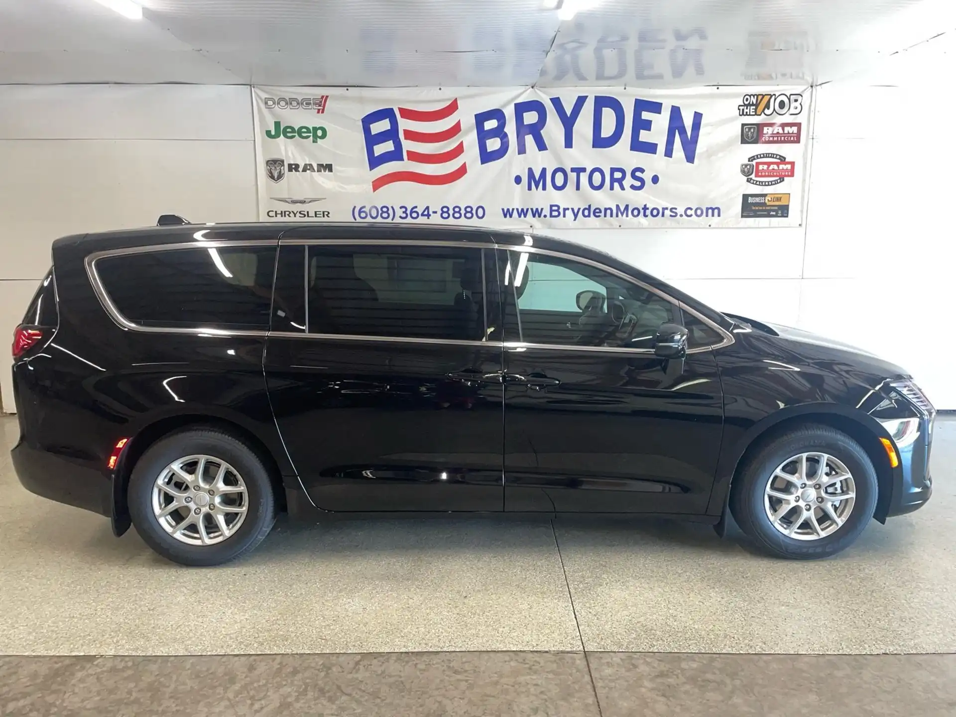 2027 Chrysler Pacifica Select's photo
