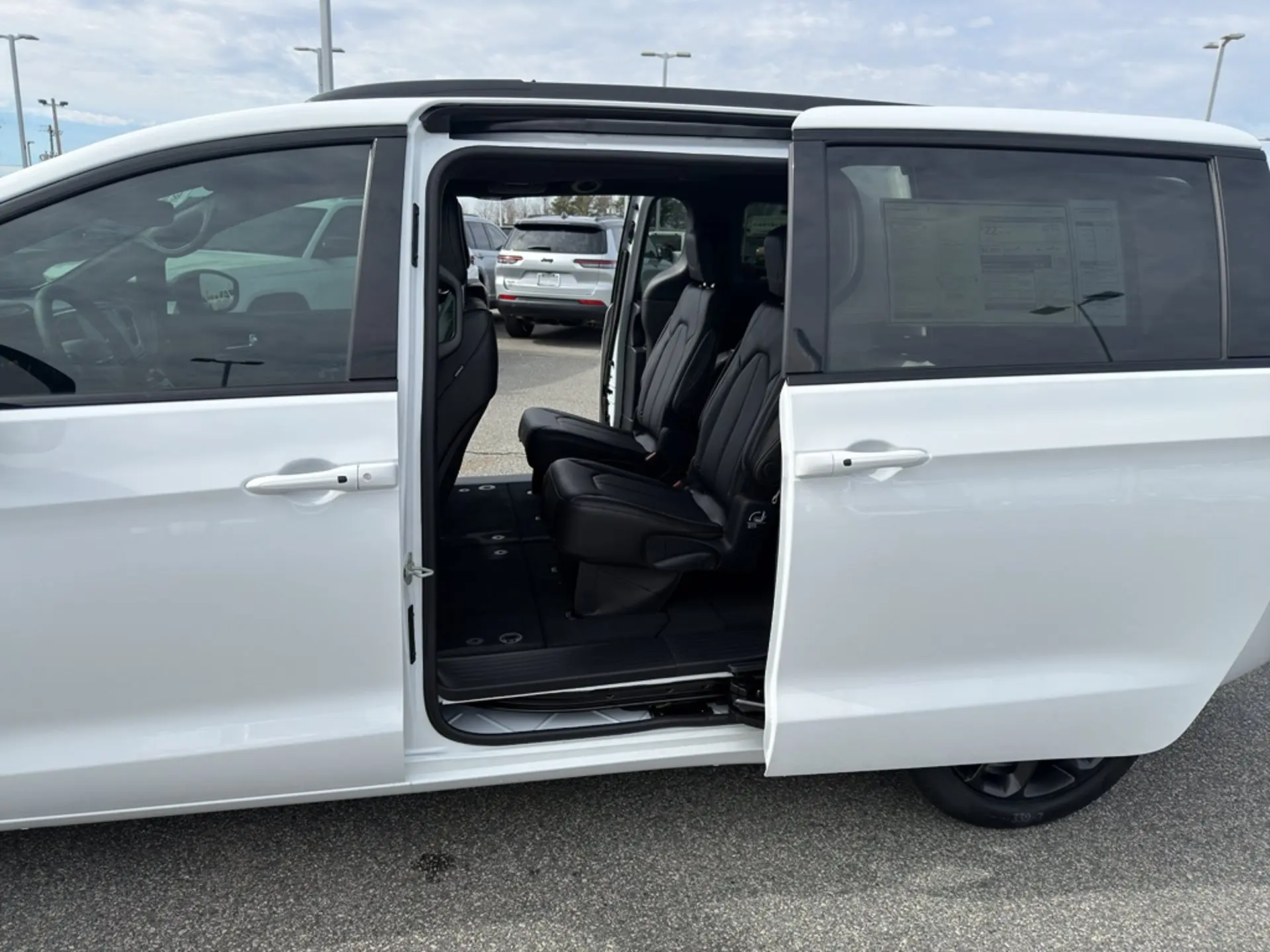 2026 Chrysler Pacifica Select photo 5
