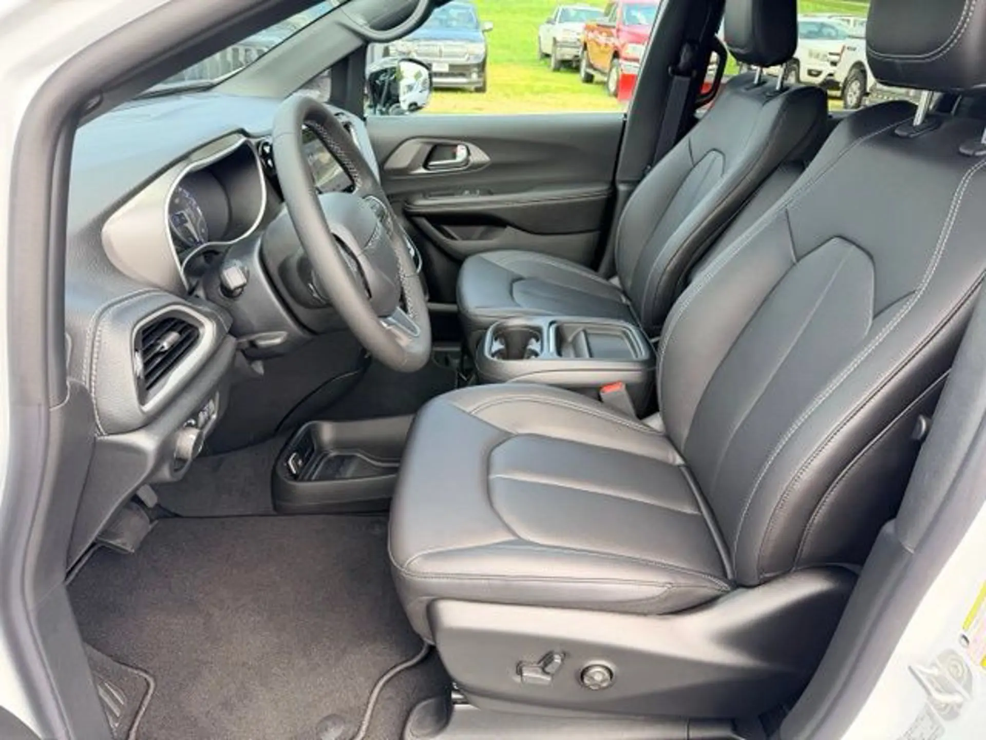 2027 Chrysler Pacifica Select photo 5