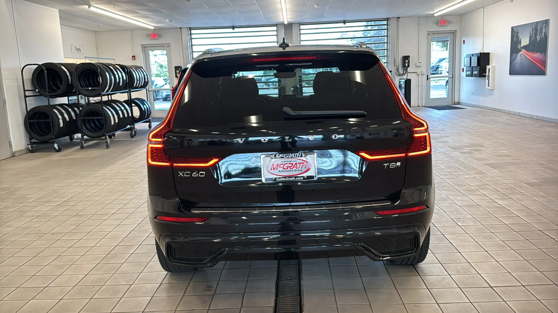 2026 Volvo XC60 T8 Plus Dark AWD photo 5