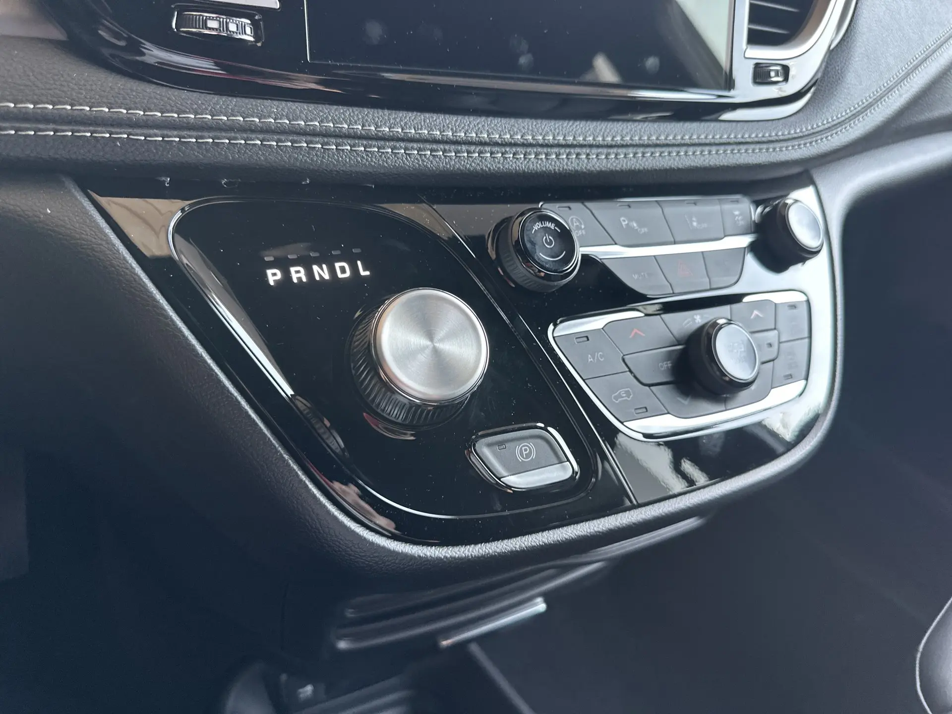 2027 Chrysler Pacifica Select AWD photo 4