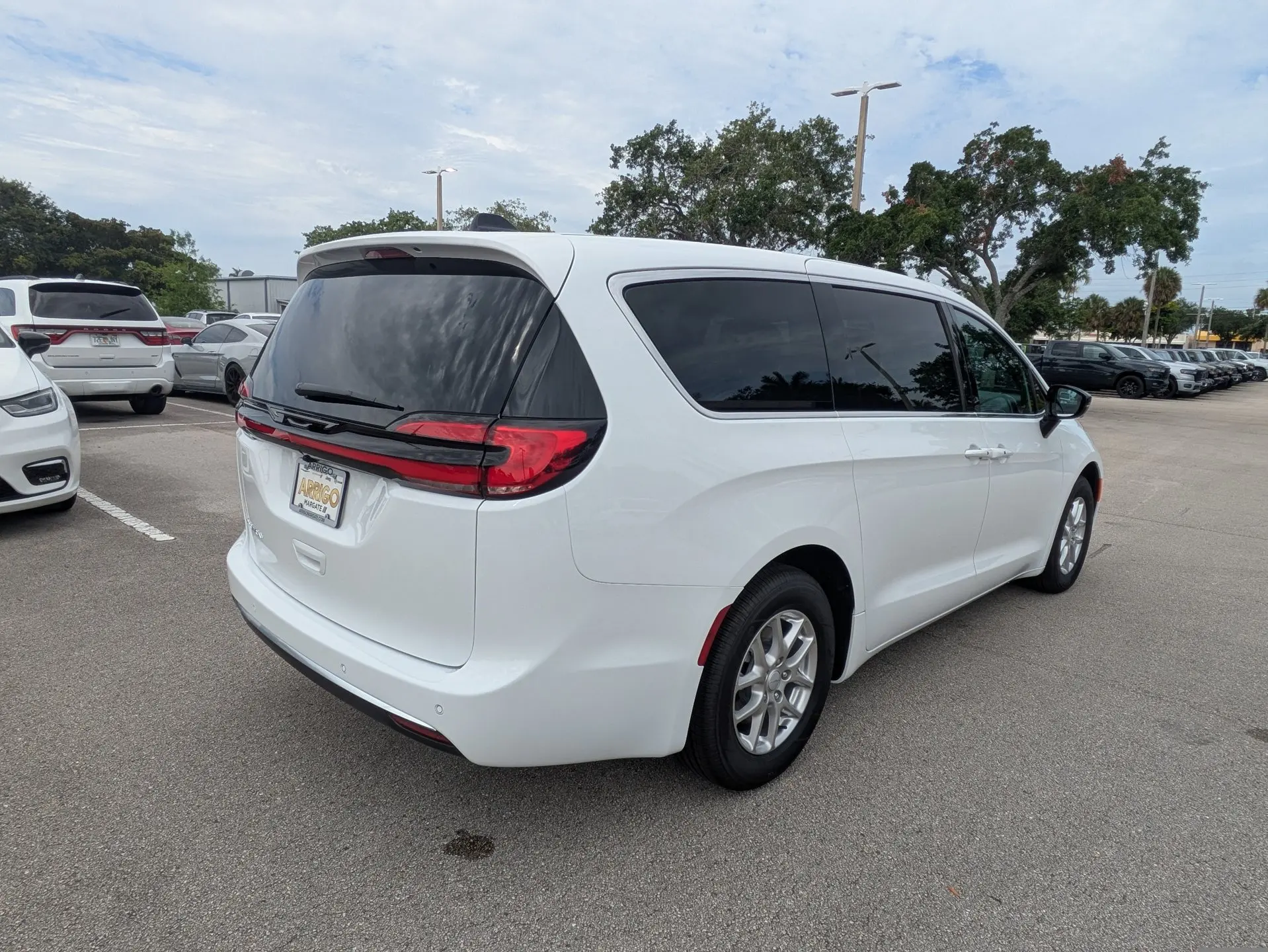2027 Chrysler Pacifica Select photo 5