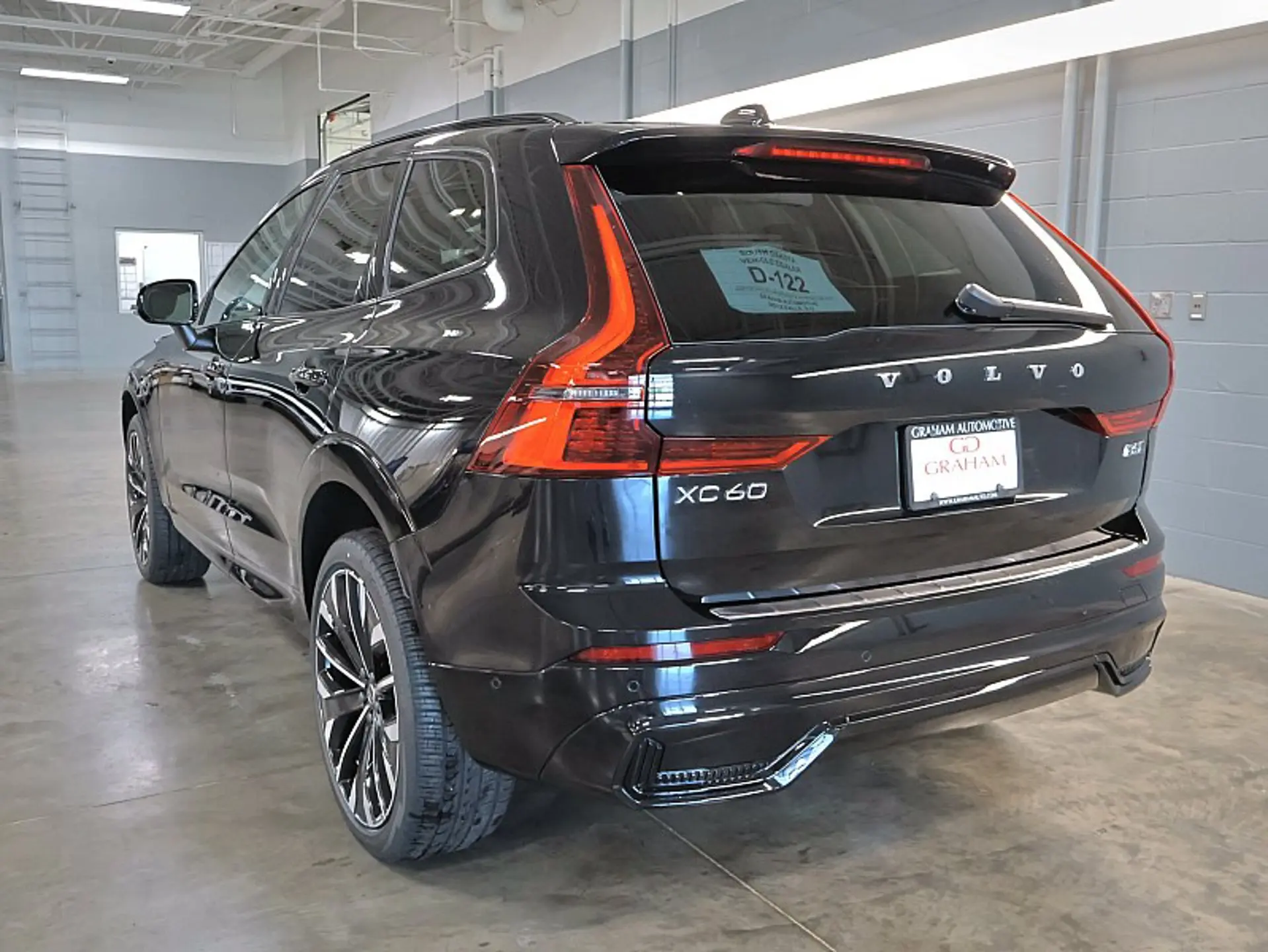 2026 Volvo XC60 B5 Ultra Dark AWD photo 4