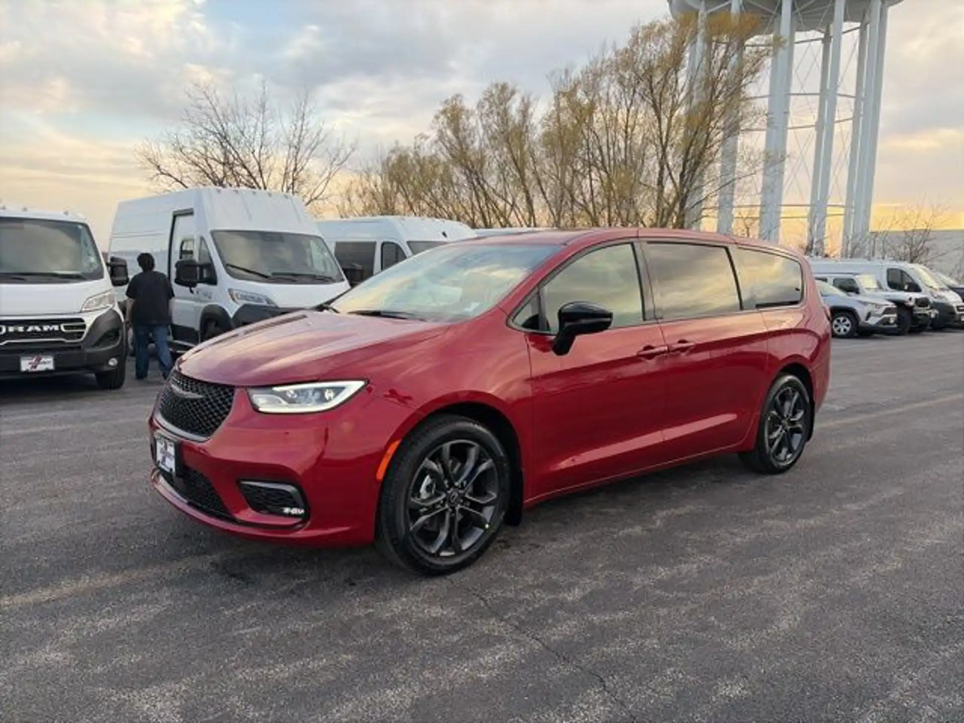 2026 Chrysler Pacifica Select's photo