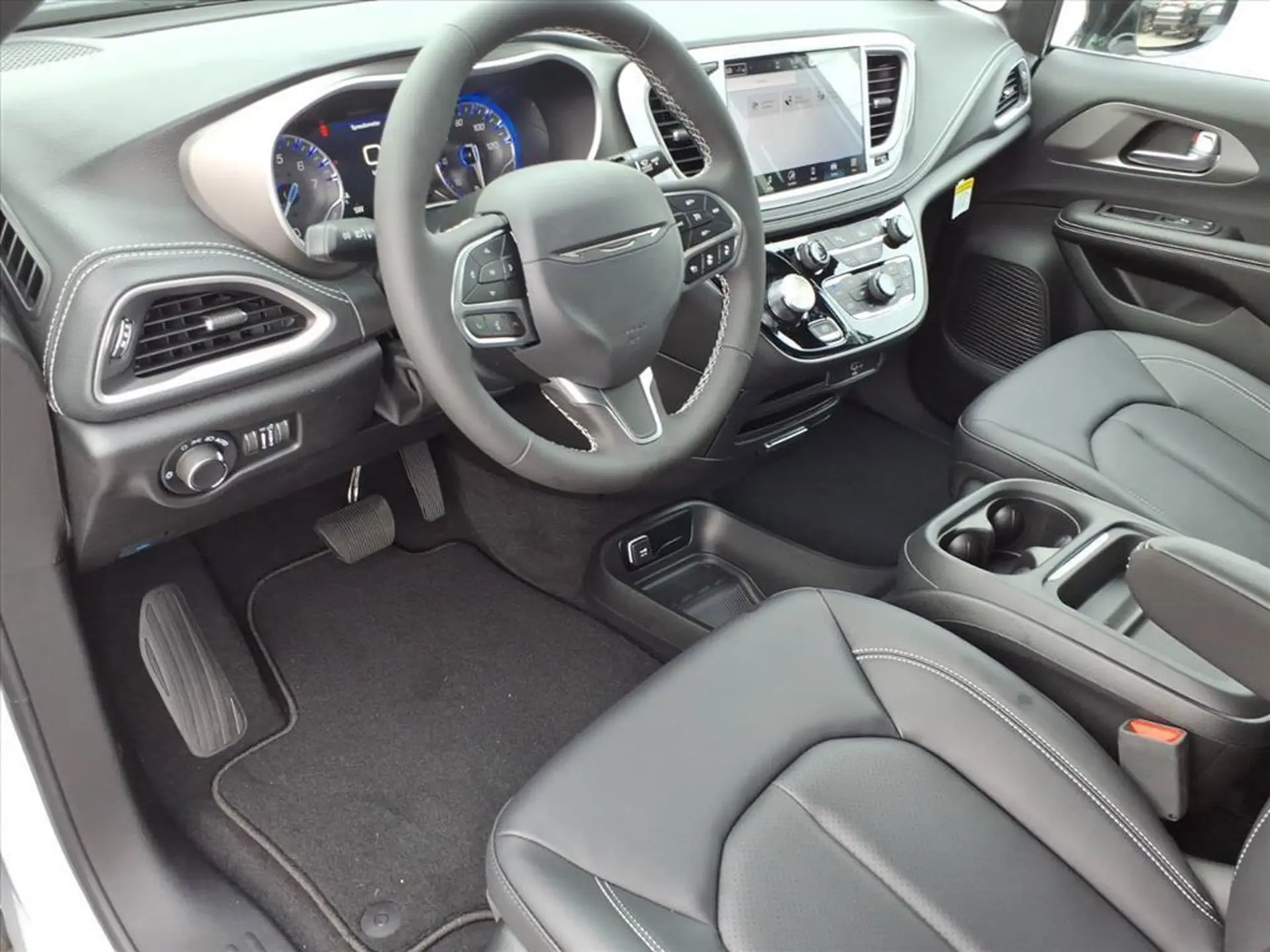 2027 Chrysler Pacifica Select photo 4