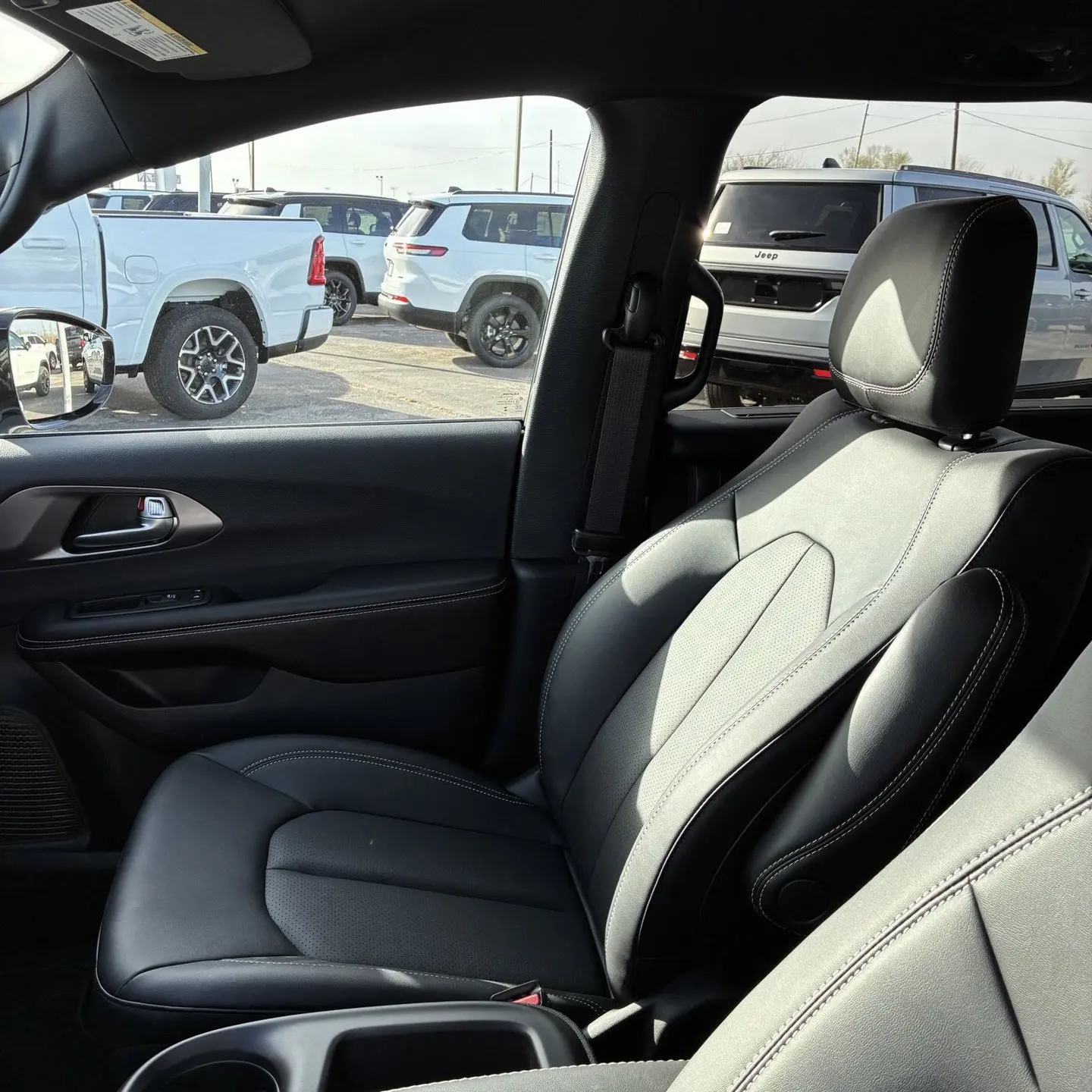 2026 Chrysler Pacifica Select photo 3